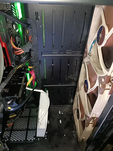 Computer case perpendicular fan mount