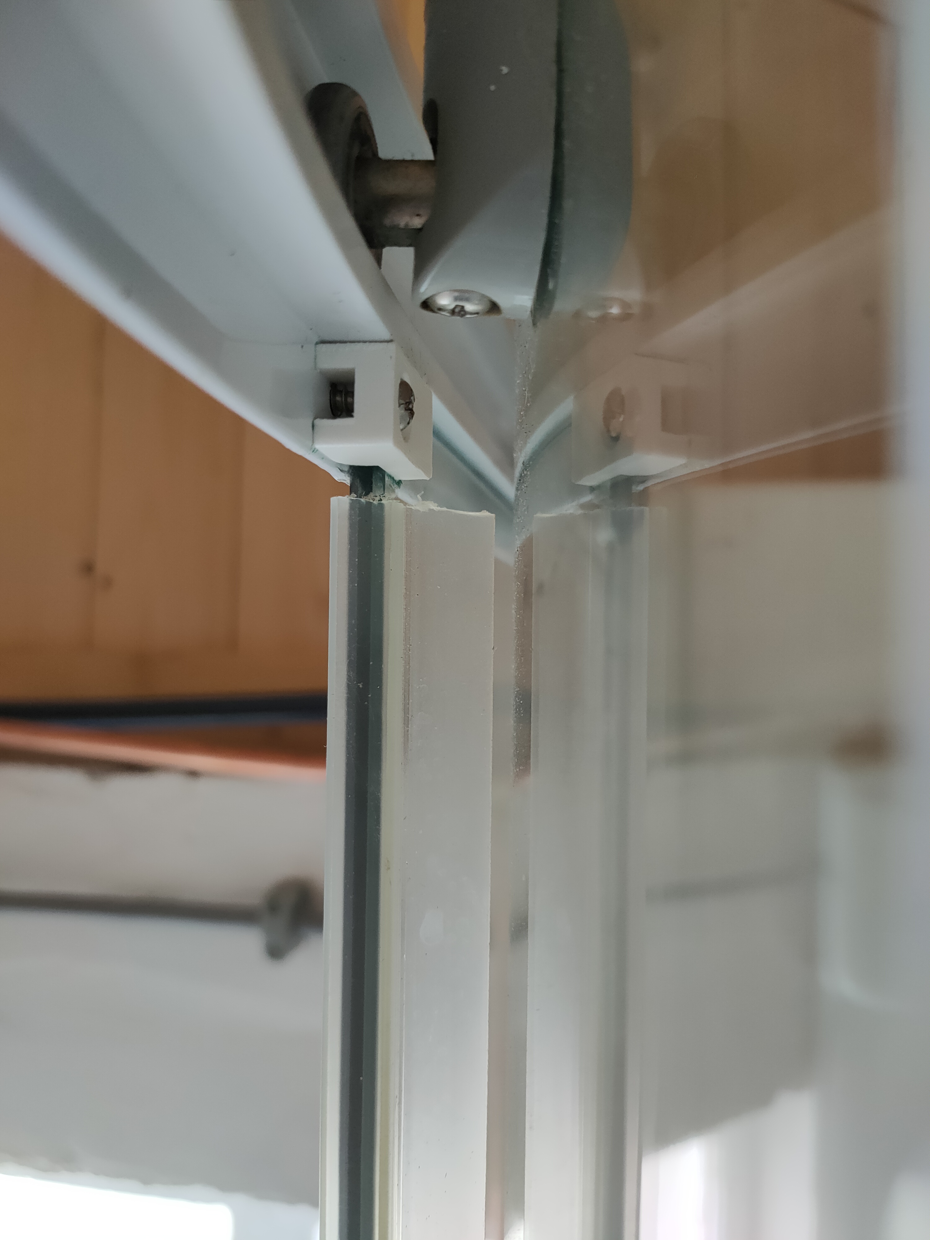 Mounting bracket shower cell glass