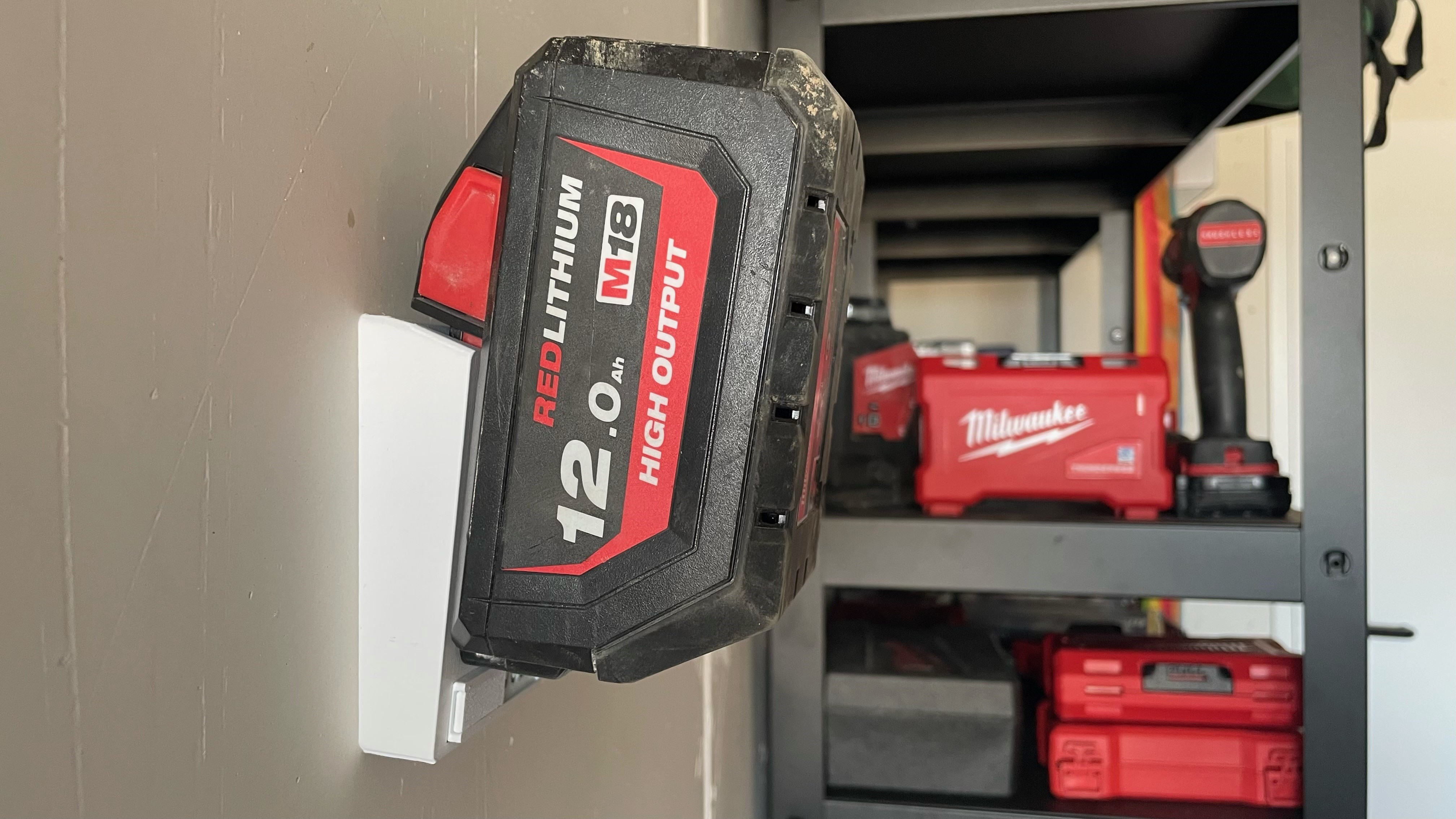 Milwaukee M18 Heavy-Duty battery holder (High Demand & Forge) // Milwaukee M18 Akku-Halter (High-Output & Forge)