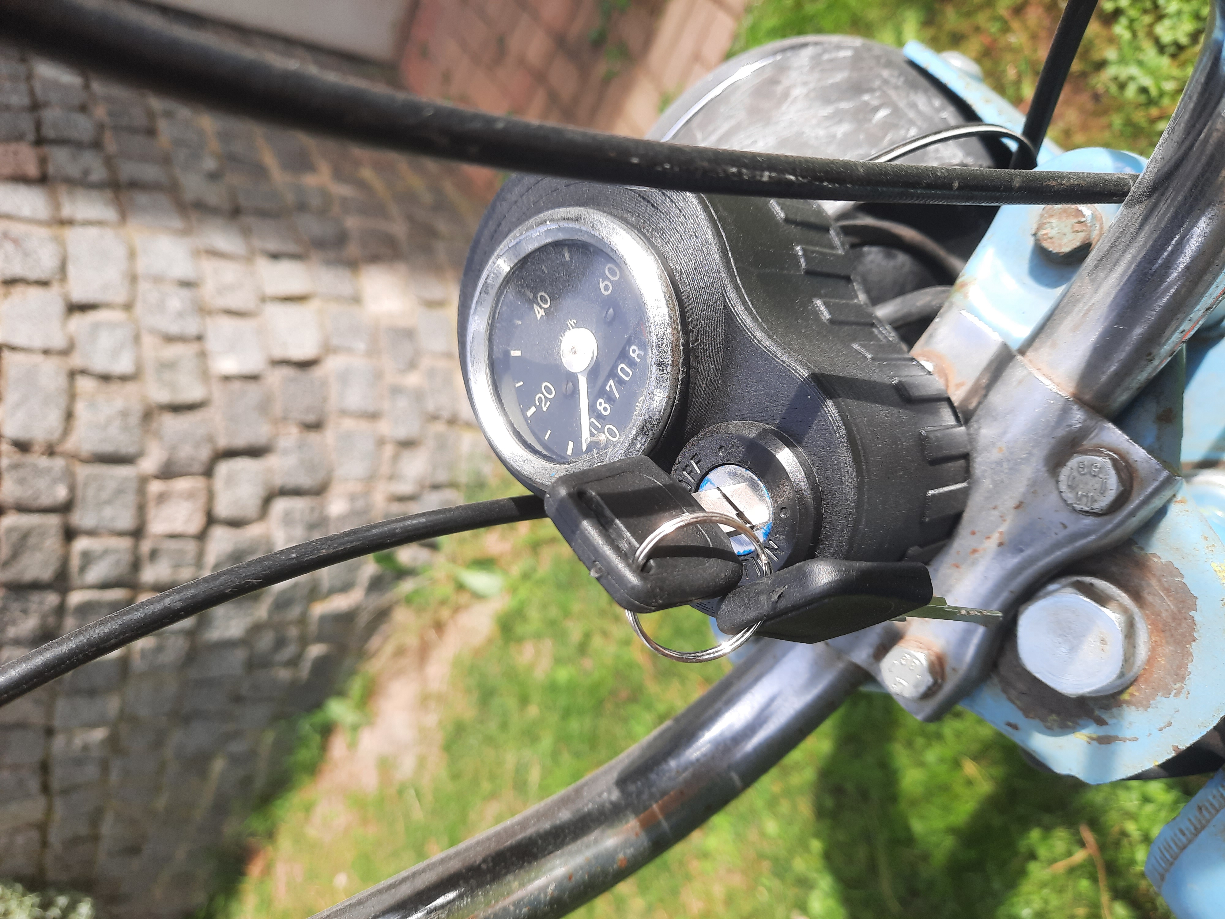 Kryt tachometru pro Babettu 210 se spínací skříňkou