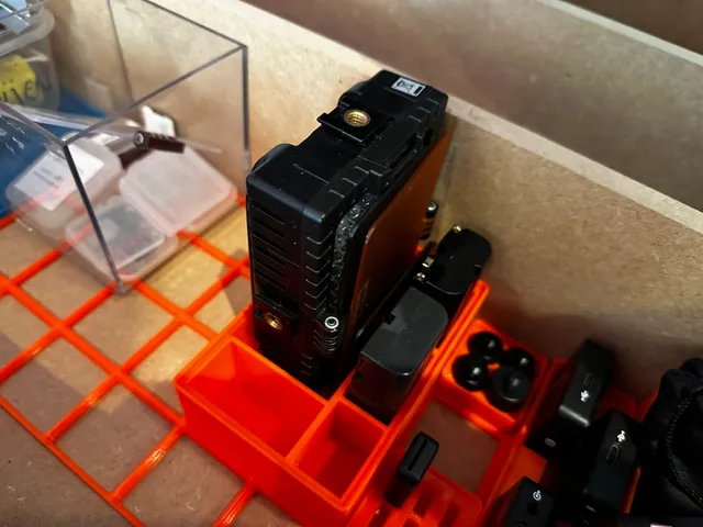Gridfinity box for FalconEyes DV96-V cameralight