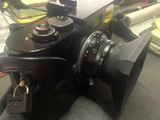 Leica Camera lens hood, 39mm diameter