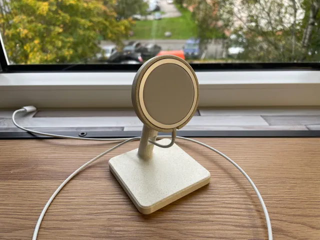 Another MagSafe charger stand for iPhone