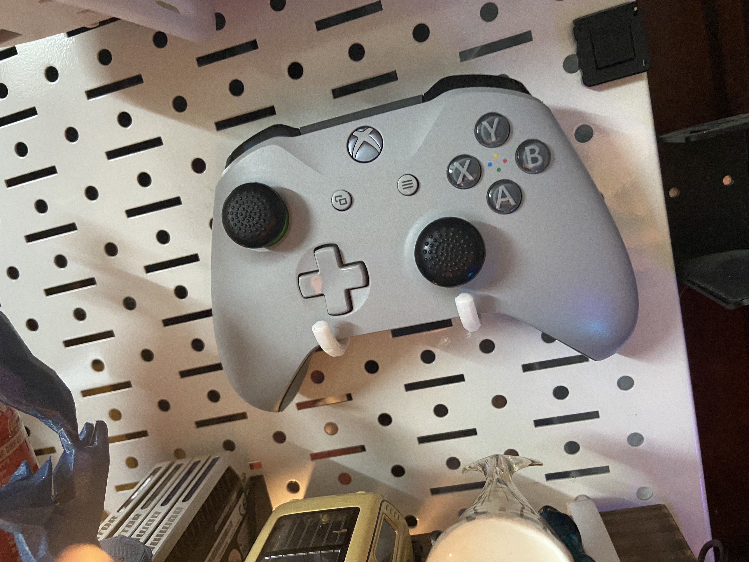 Xbox One /Dualsence controller pegboard holder by FOX Download free