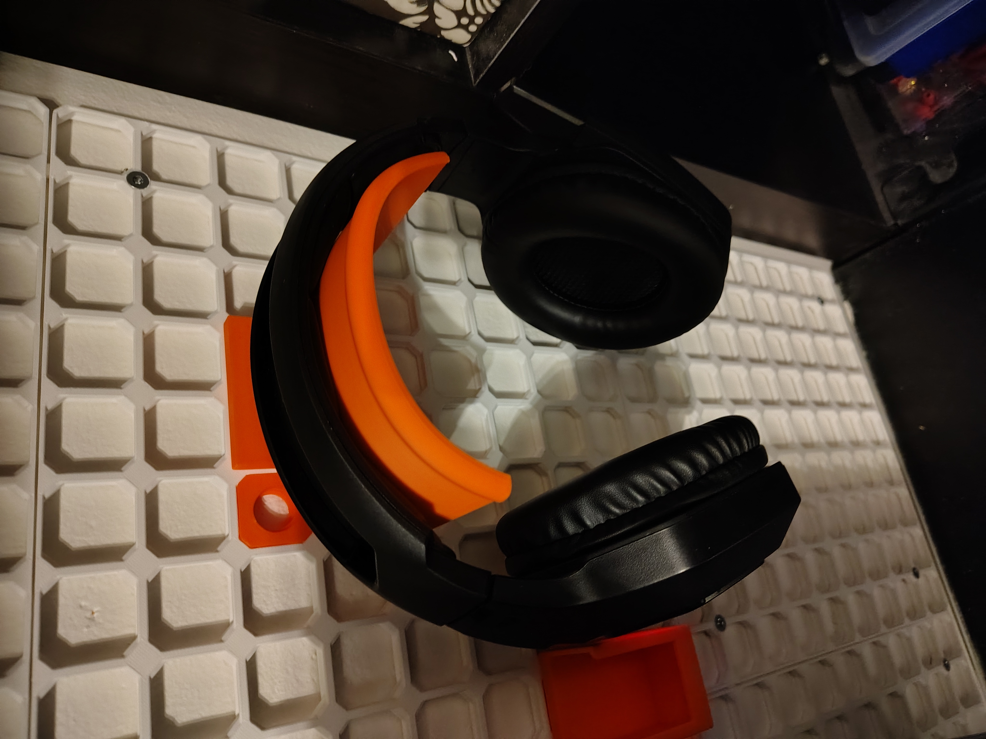 Opengrid headphones holder