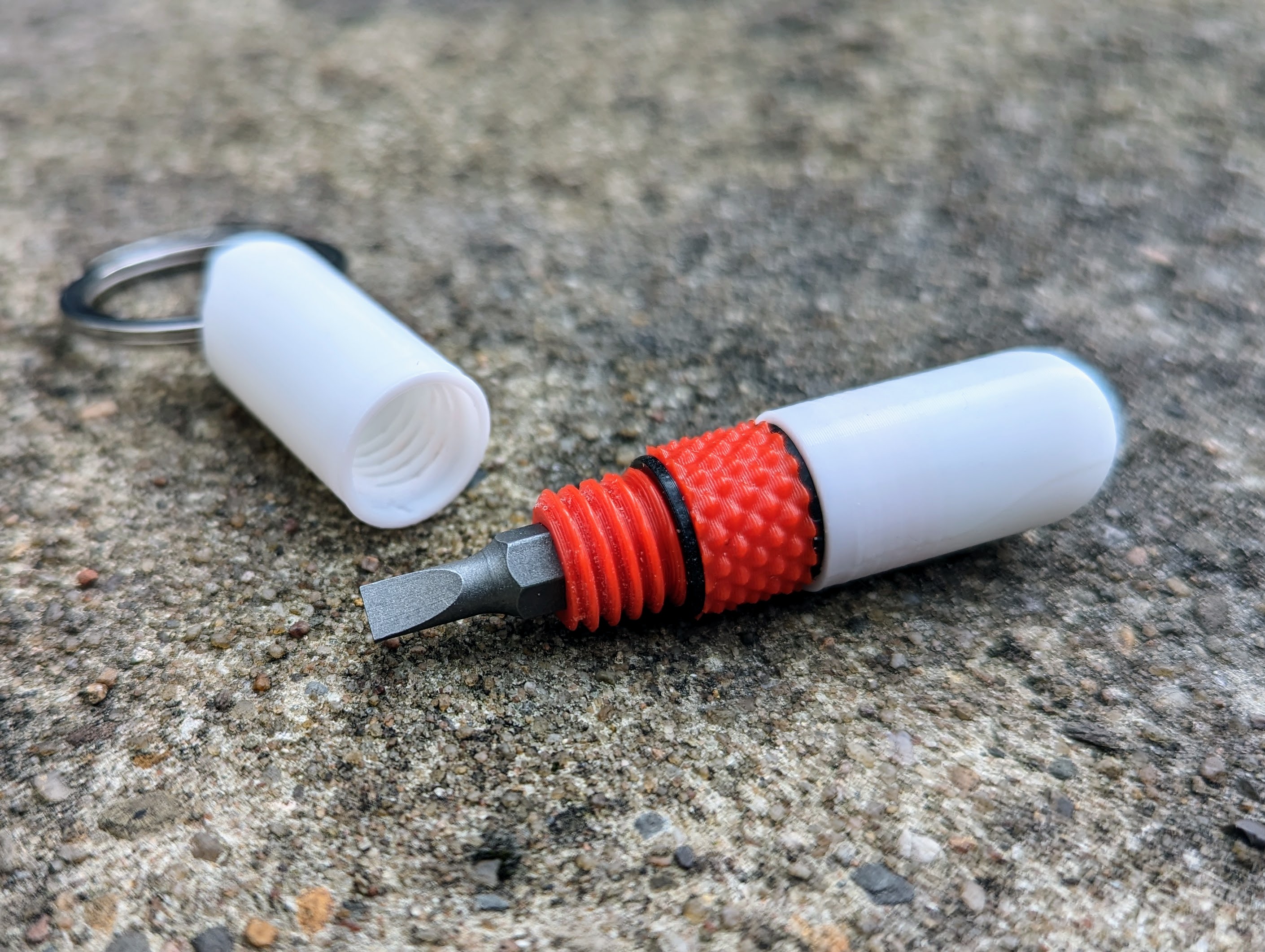 Miniatura 3 do modelo 3D Mini Double Bit Driver Keychain