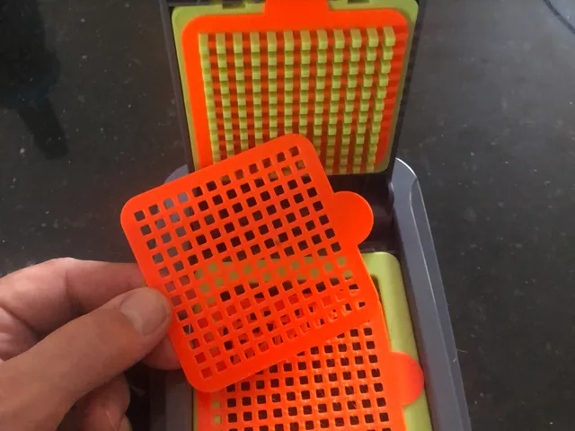 Veggie-Un-Wedgie (vegetable chopper cleaner)