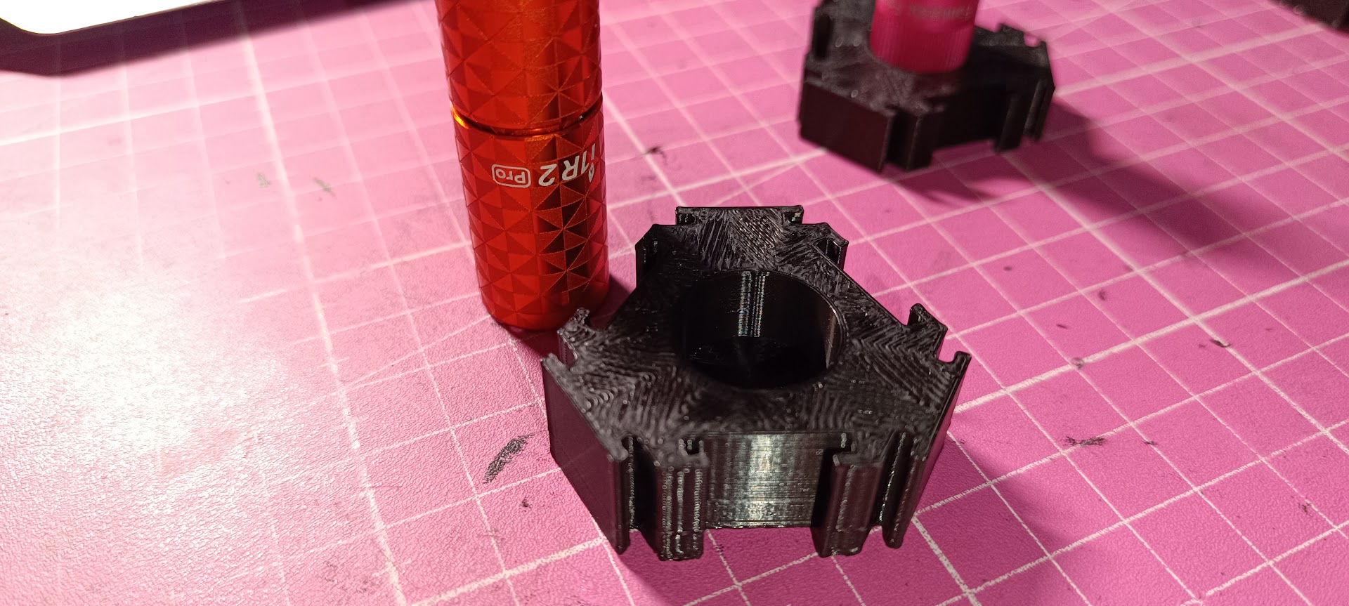 Hexagon Stand für Olight i1R2 Pro + iXV by Marlene | Download free STL ...