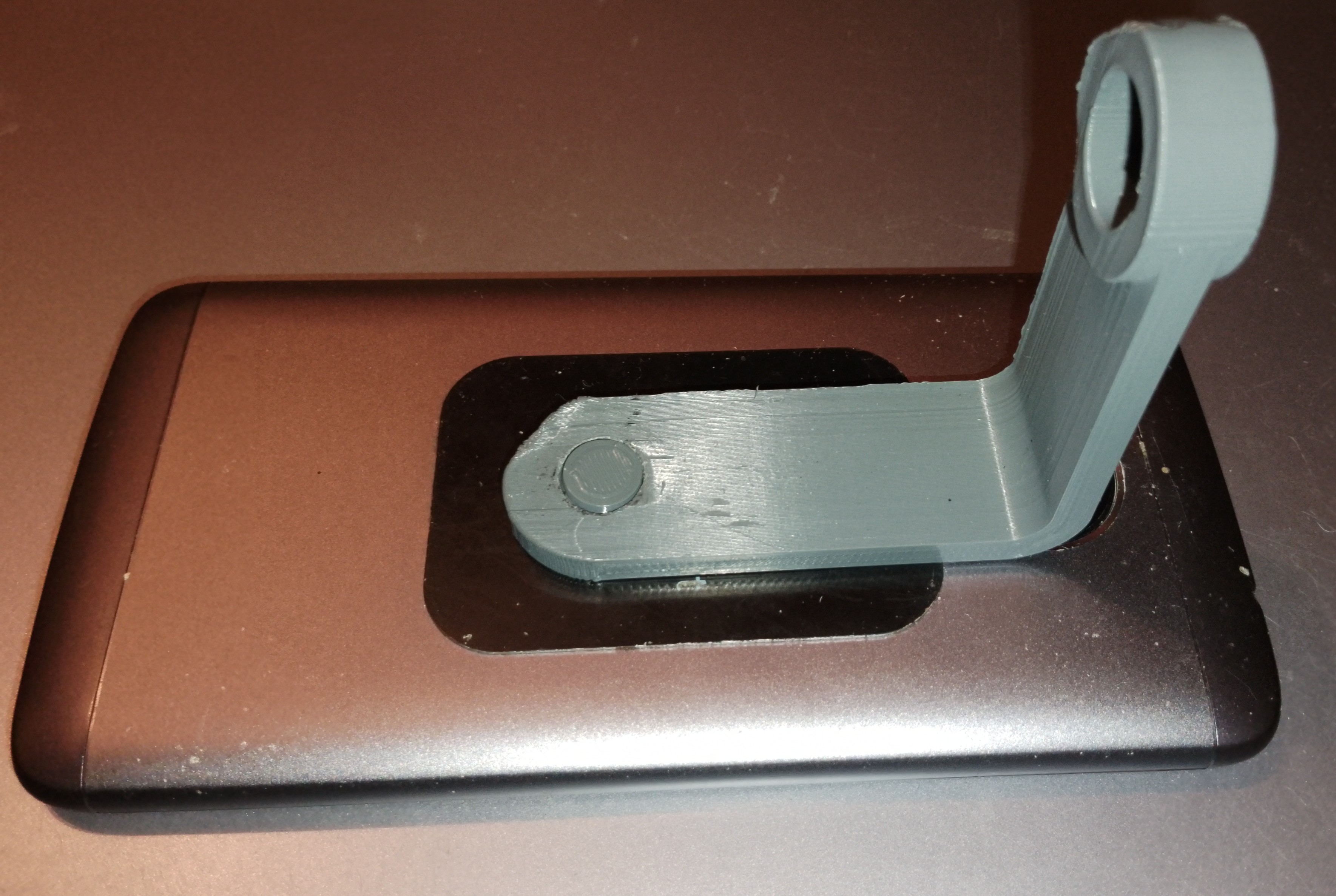 Magnetický držiak na smartfón s krytkou na magnet