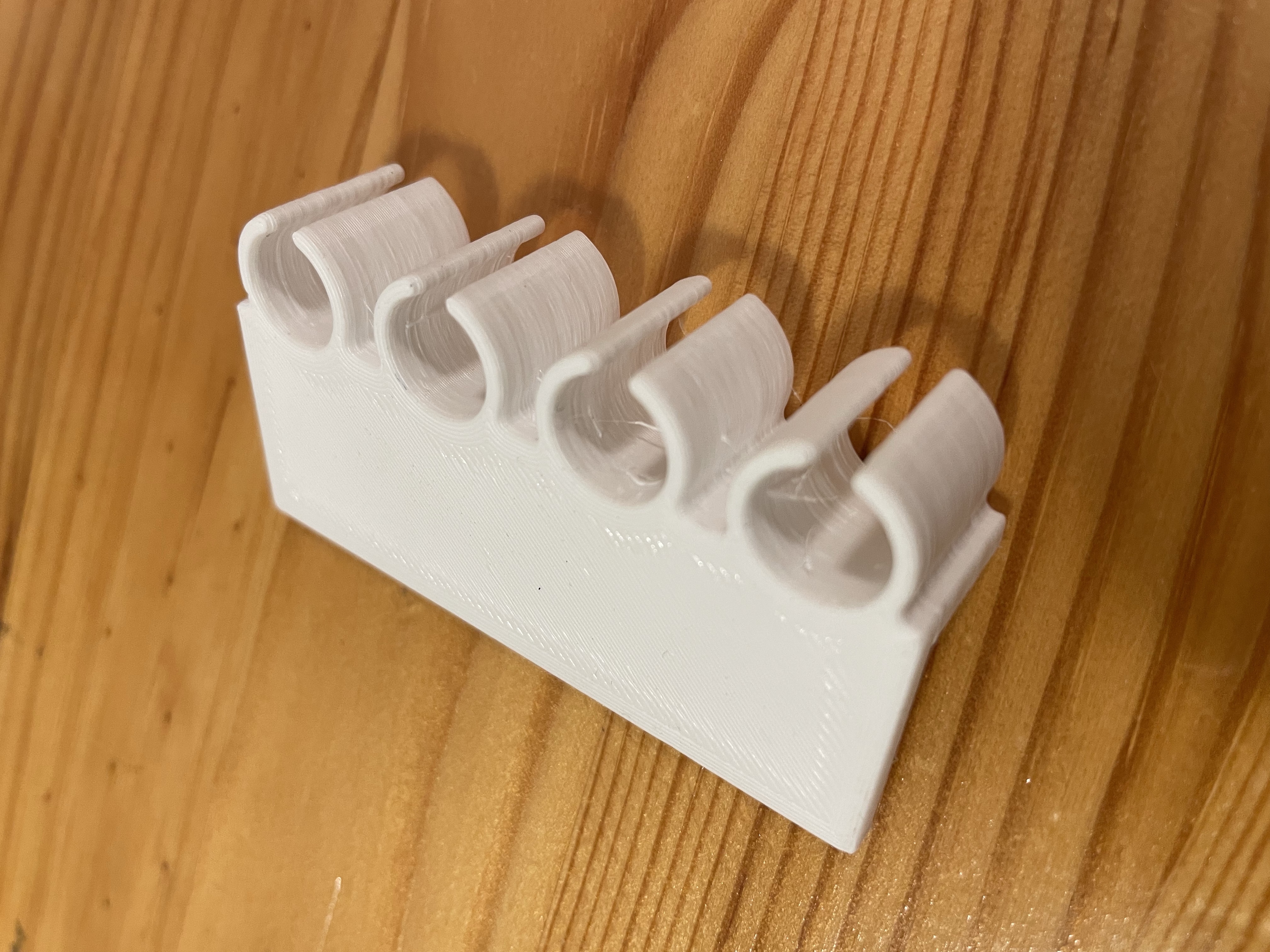 Desktop 90 degree cable keeper