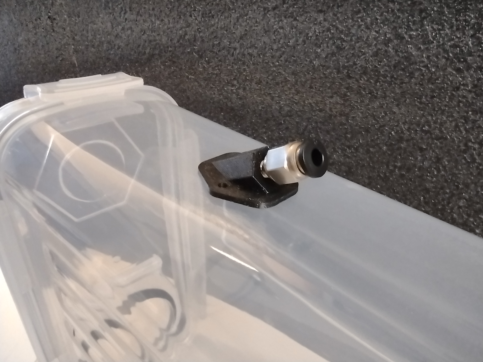 Outlet with M6 PTFE fitting for filament container