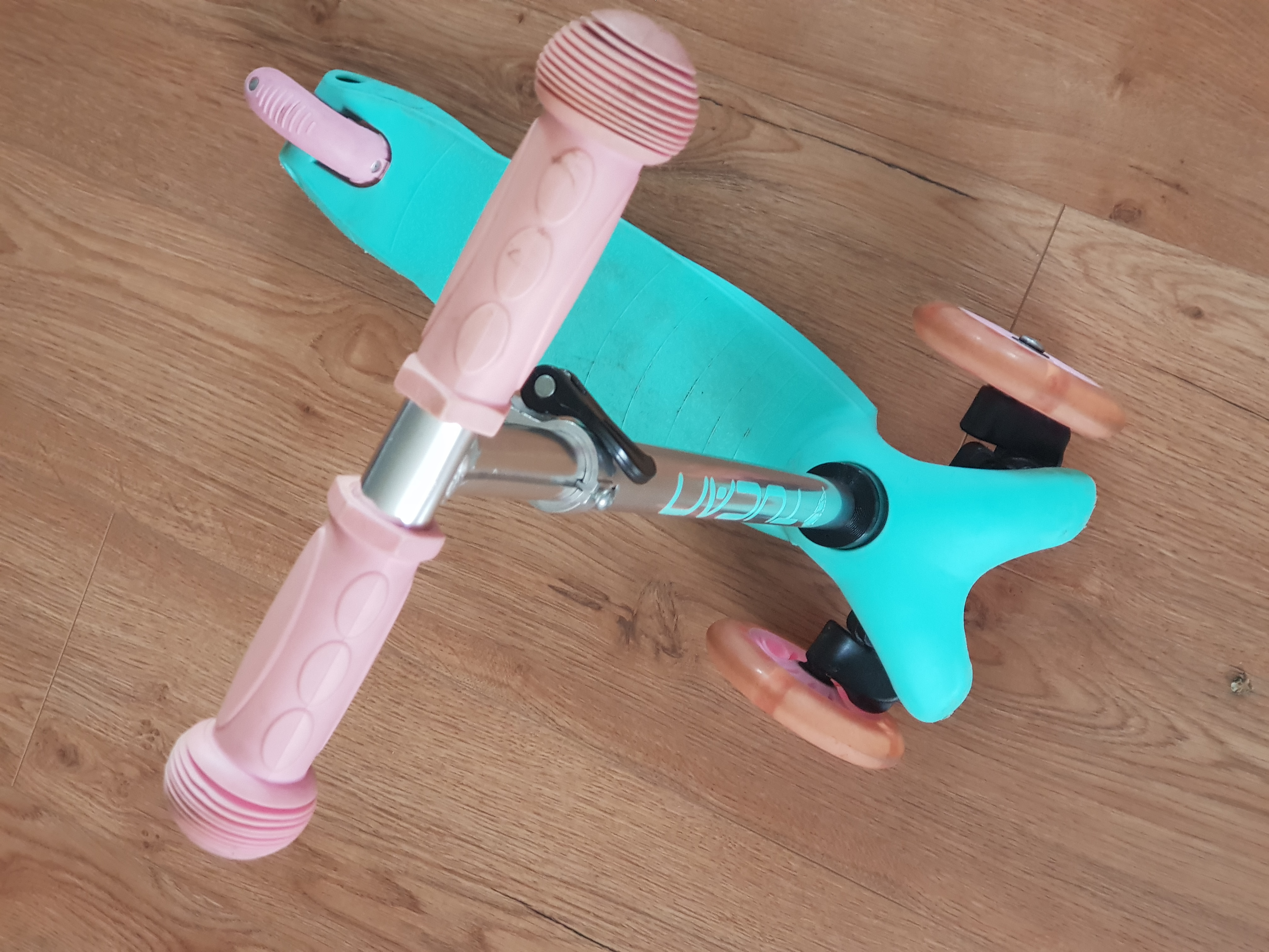 Meteor Tucan three-wheeled scooter