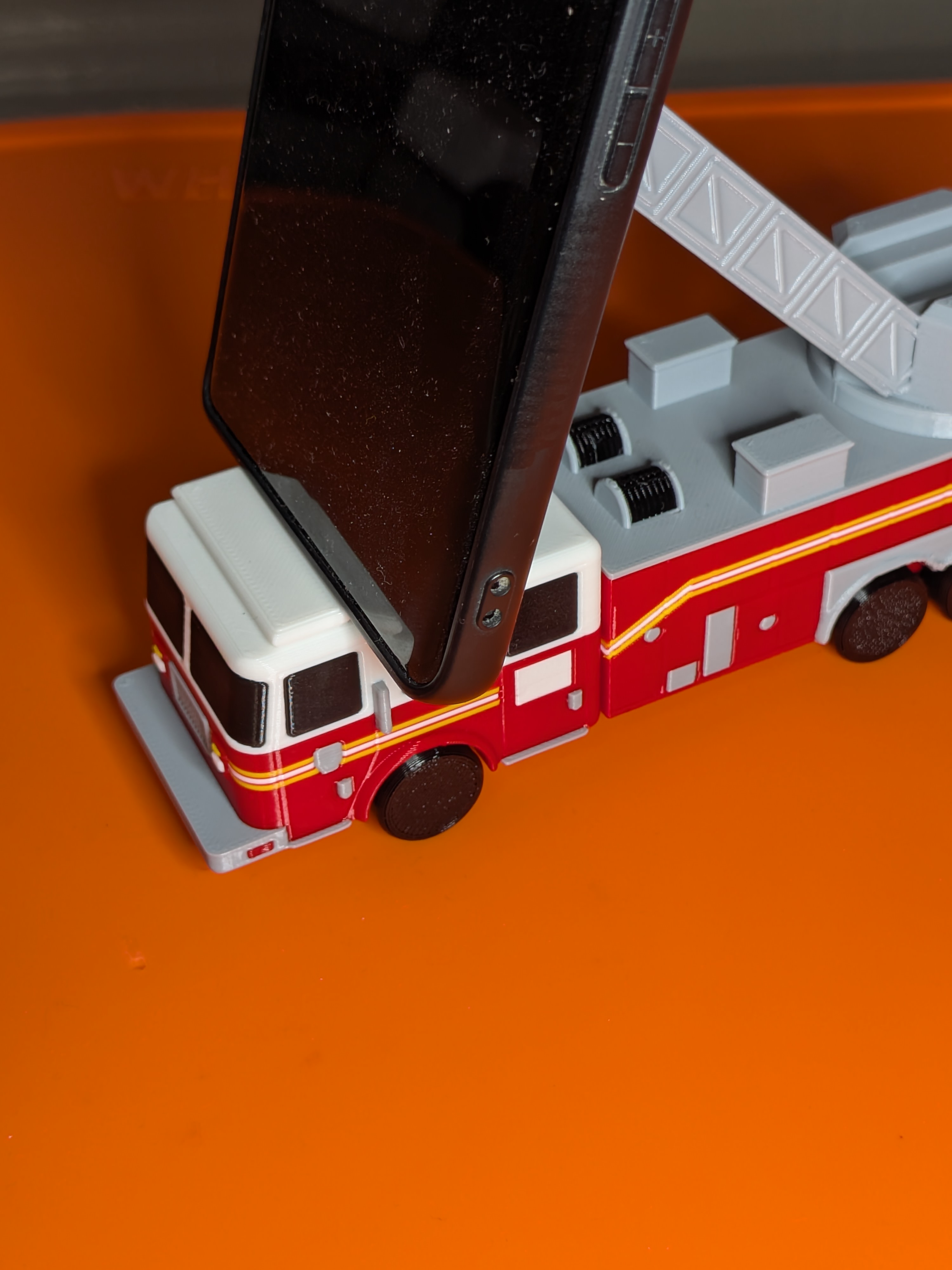Miniatura 2 do modelo 3D Fire Engine Cell Phone Holder