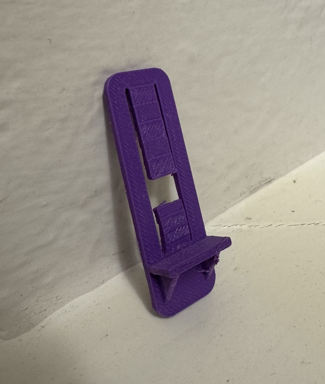 Self Locking Shelf Support Peg