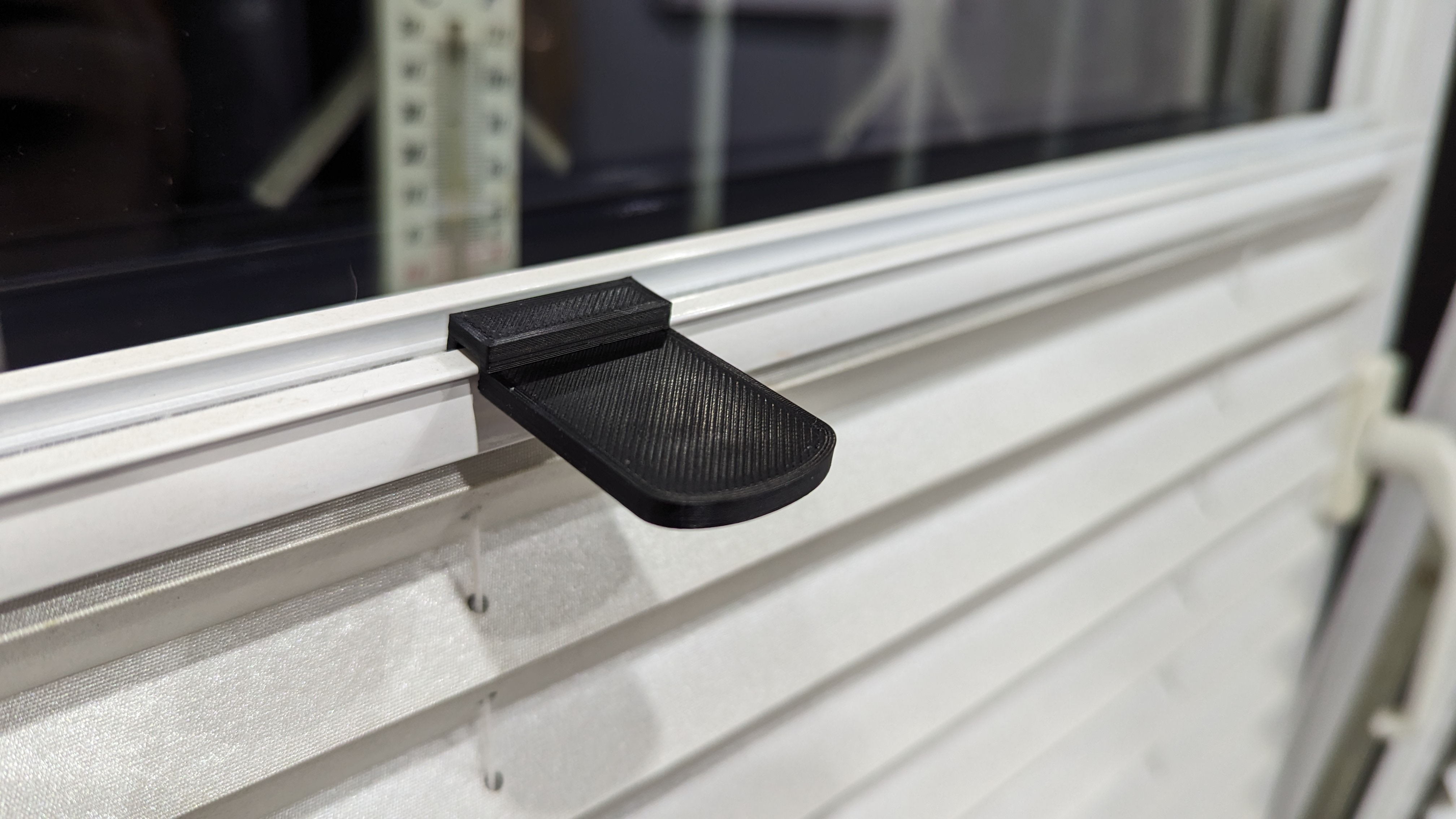 Handle for window blinds
