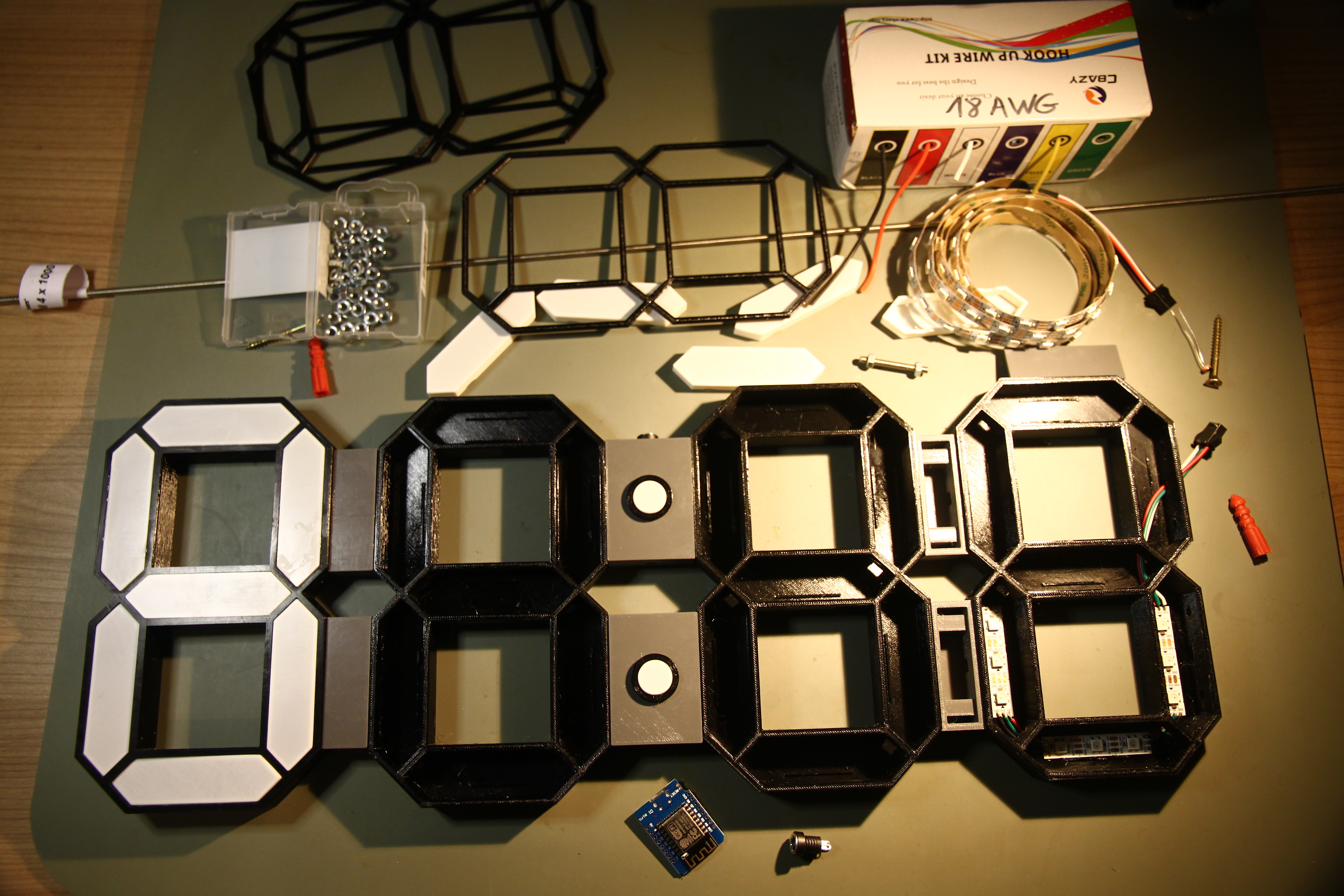 Miniatura 4 do modelo 3D Big wall mounted 7-segment LED clock