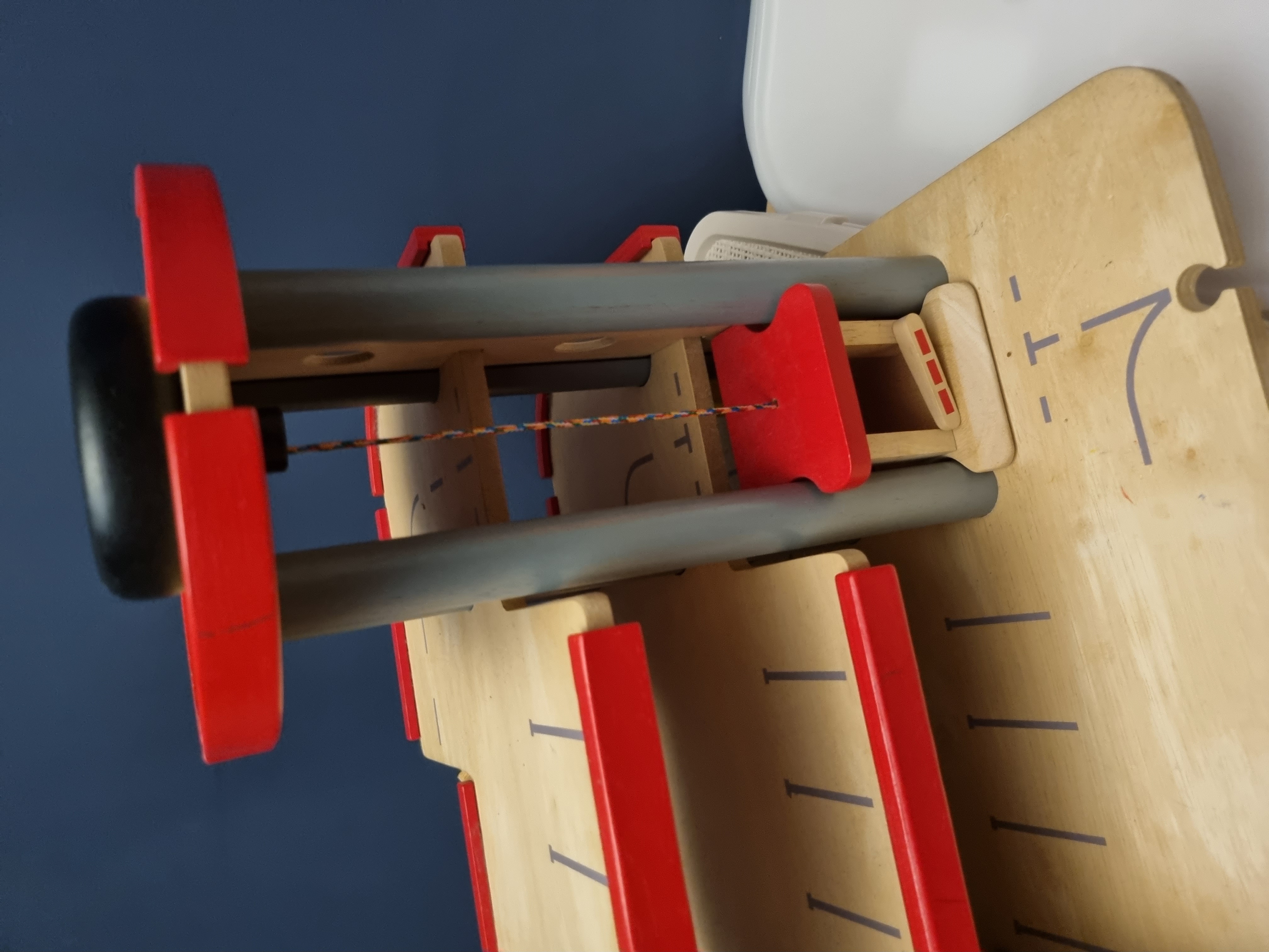PlanToys Wooden garage elevator mechanism