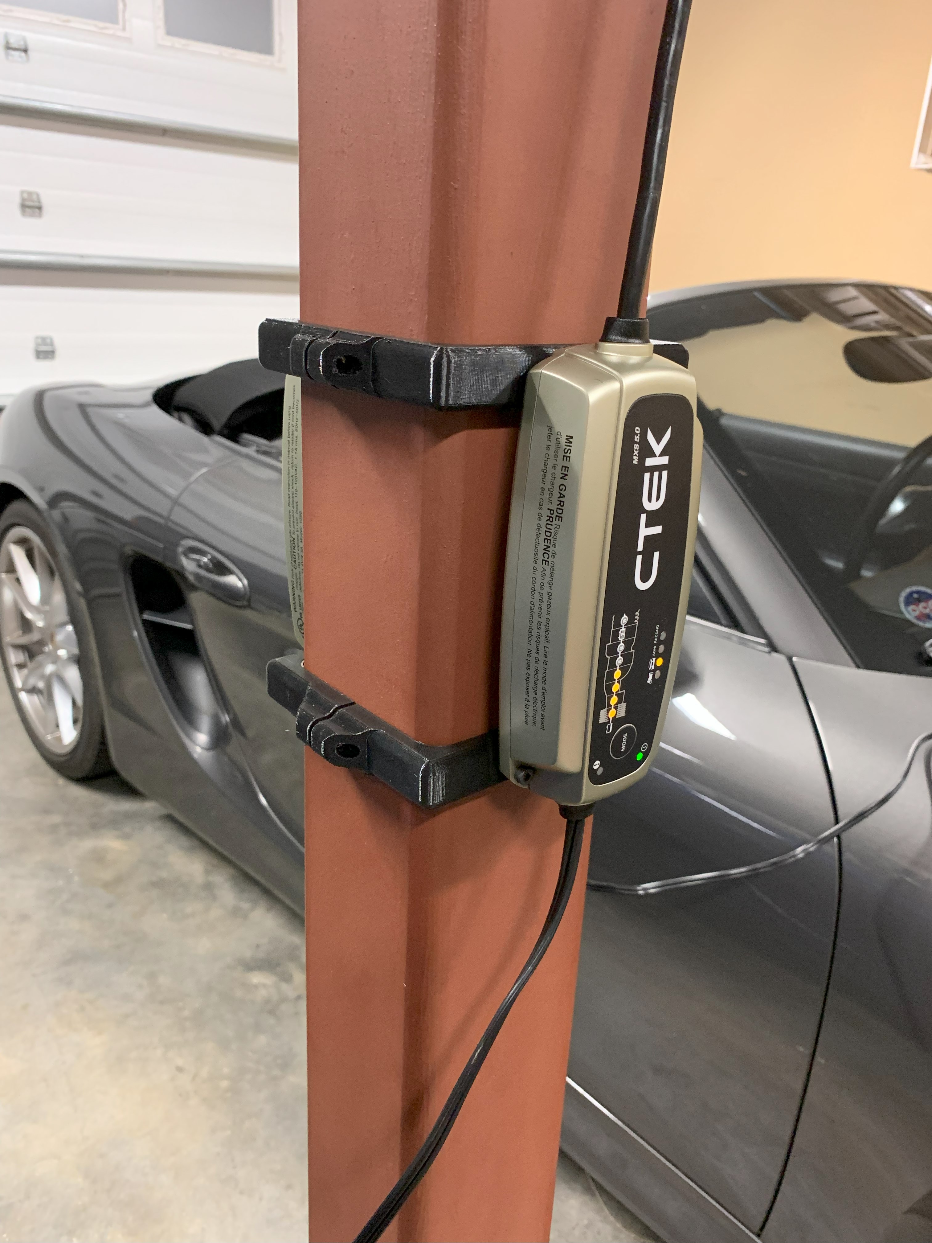Post mount for battery maintainer