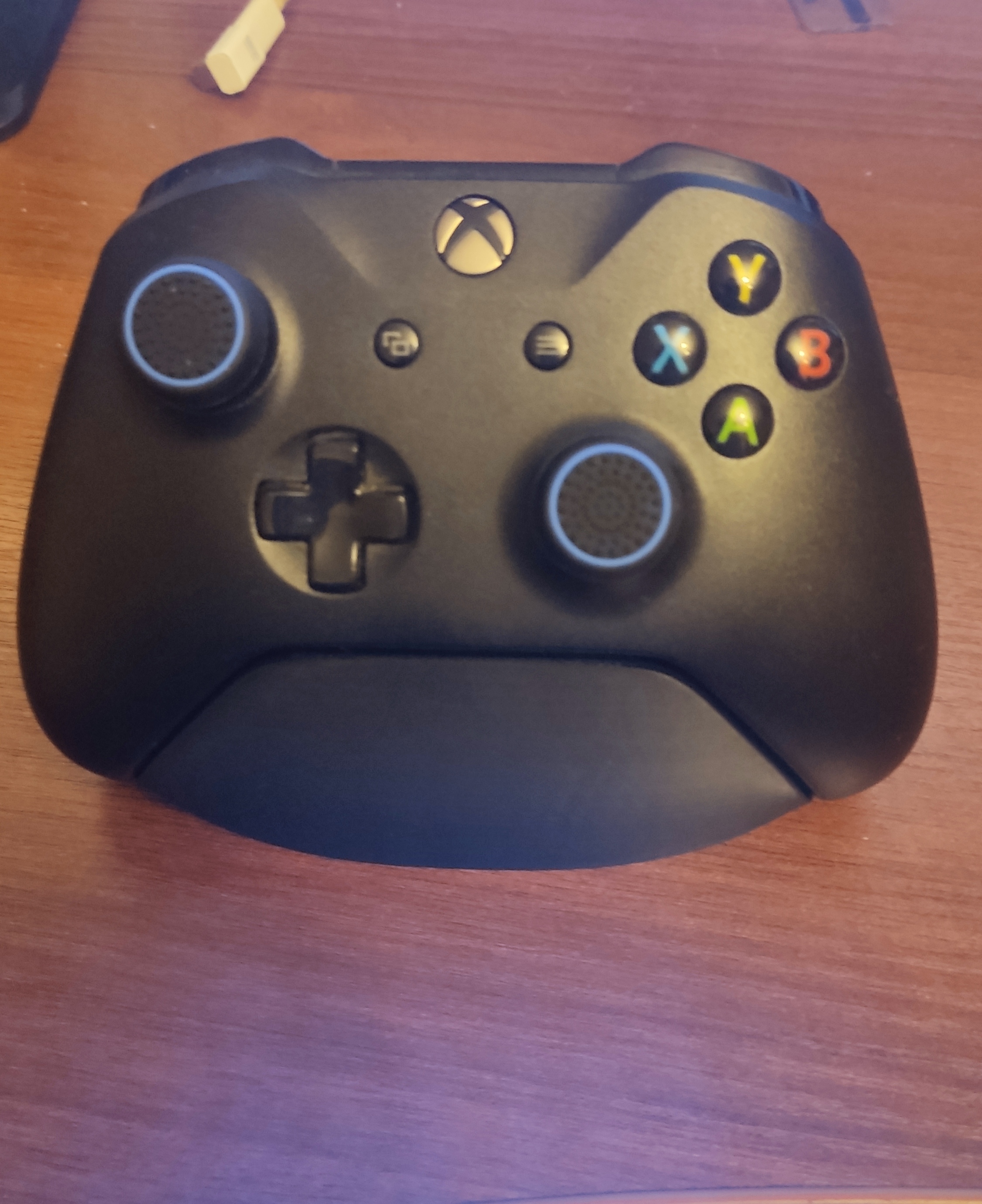 Minimalistic Xbox Controller Stand + batteries