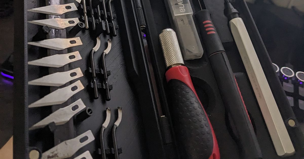 Craft Knife + Deburring Tool Case With Easy Blade Access by isycat