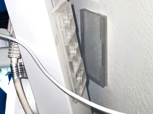 Nástěnný držák držák s organizérem na kabely bez děrování 3