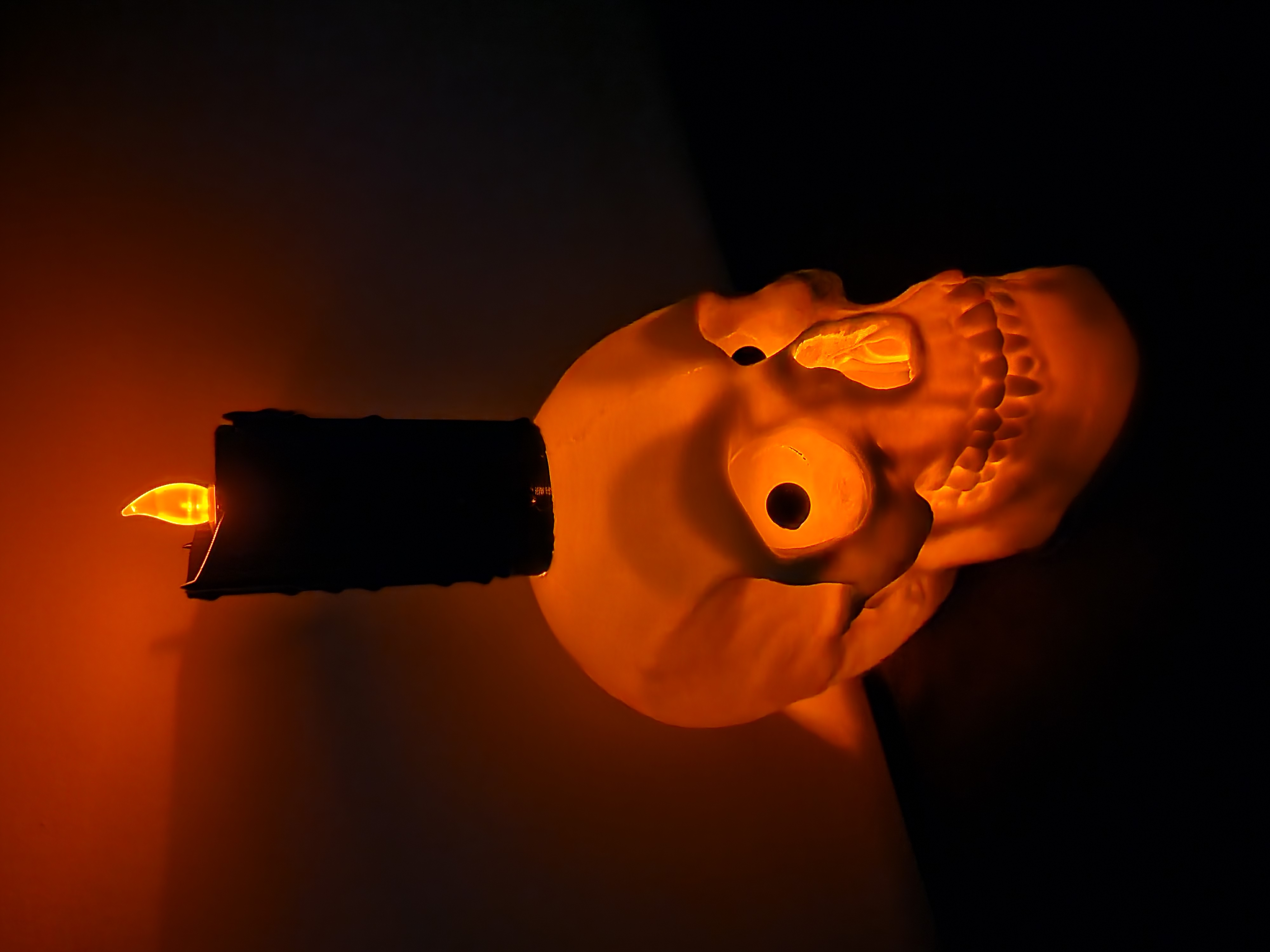 Lighted skull w/ eyes that follow