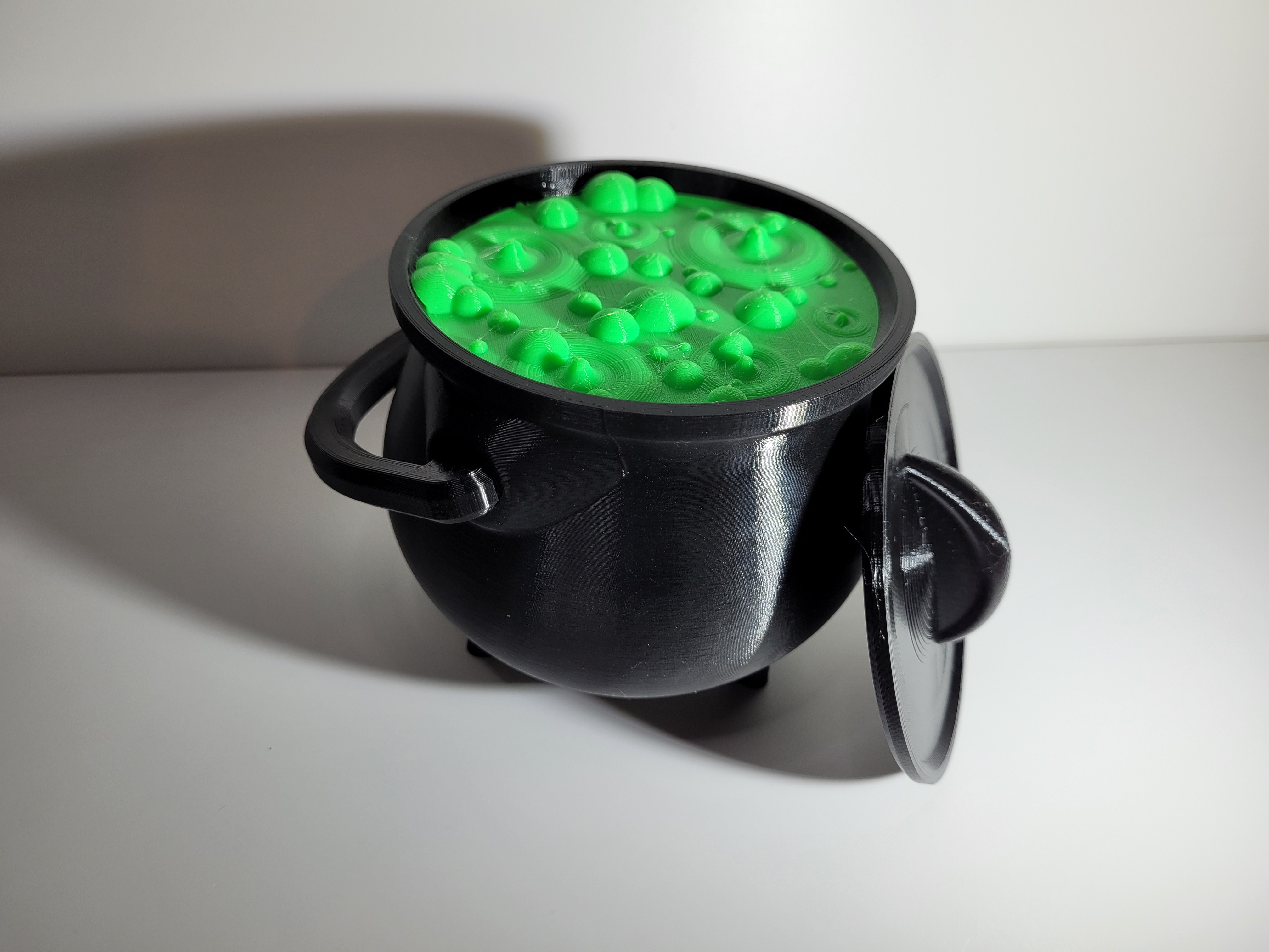 Cauldron with lit and handle (and Soup)