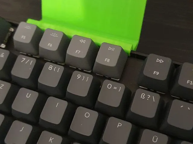 Keychron K8 smartphone-holder