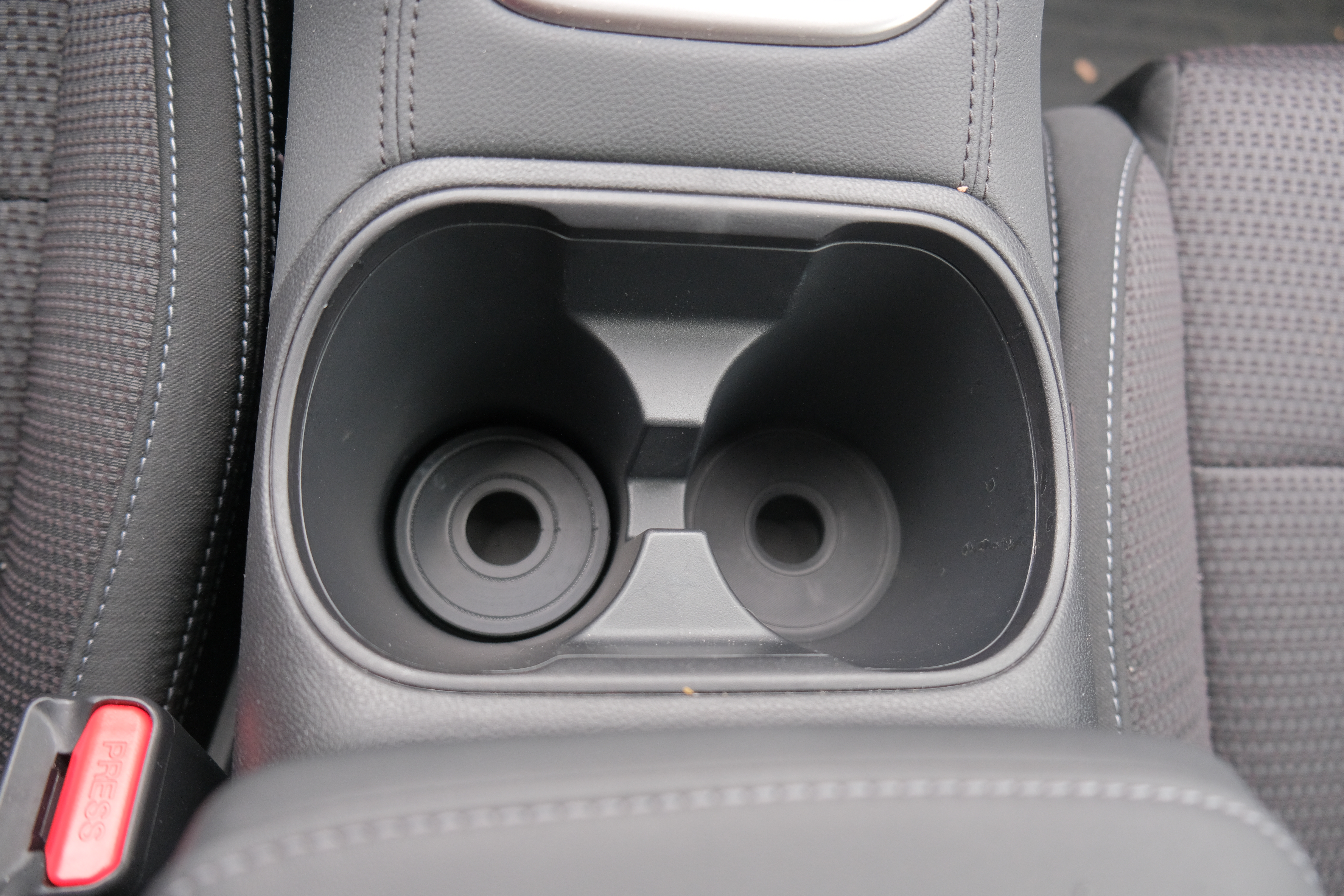 Miniatura 4 do modelo 3D Subaru Outback Cupholder Riser (Stacking)