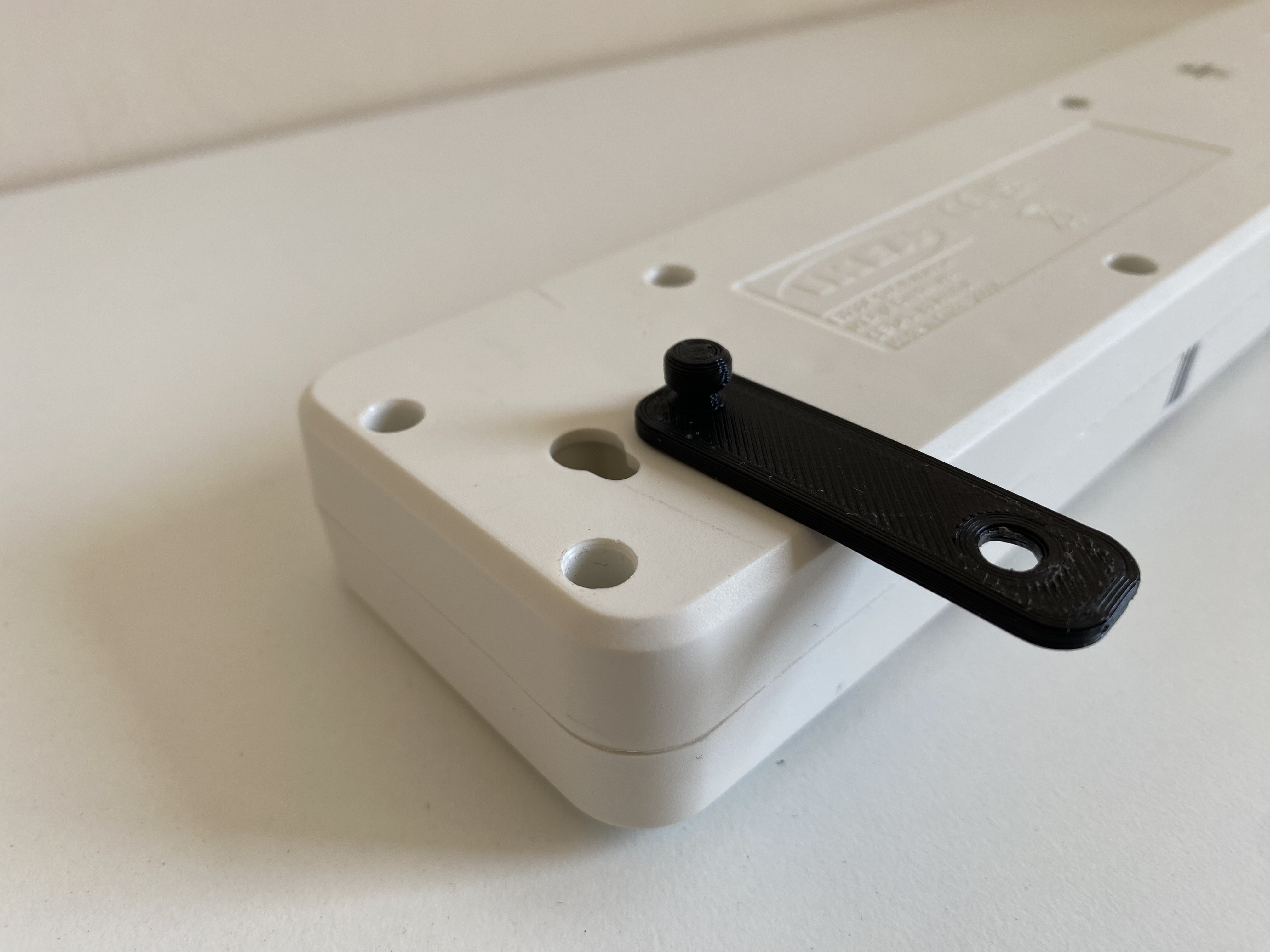 Universal Power Strip Mount by Simon Oliver Download free STL model