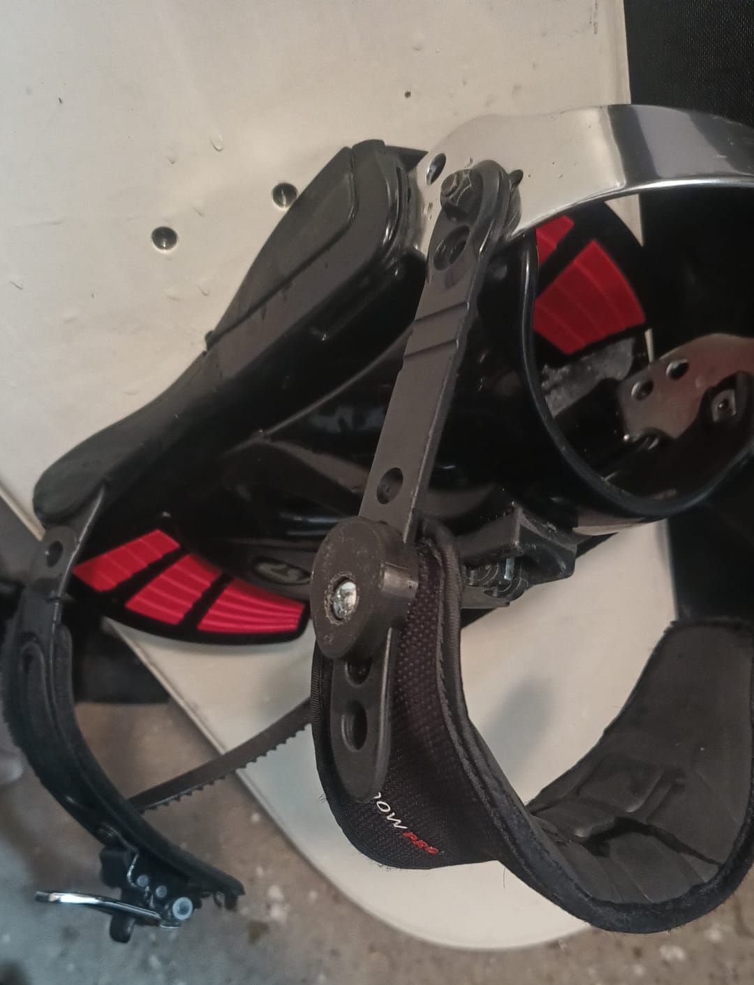 Upevnění pásků snowboardu / Attaching snowboard straps