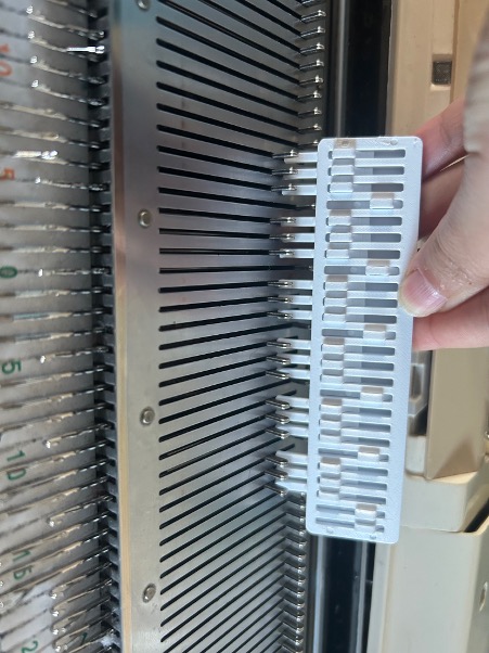 Adjustable needle pusher for Machine knitting