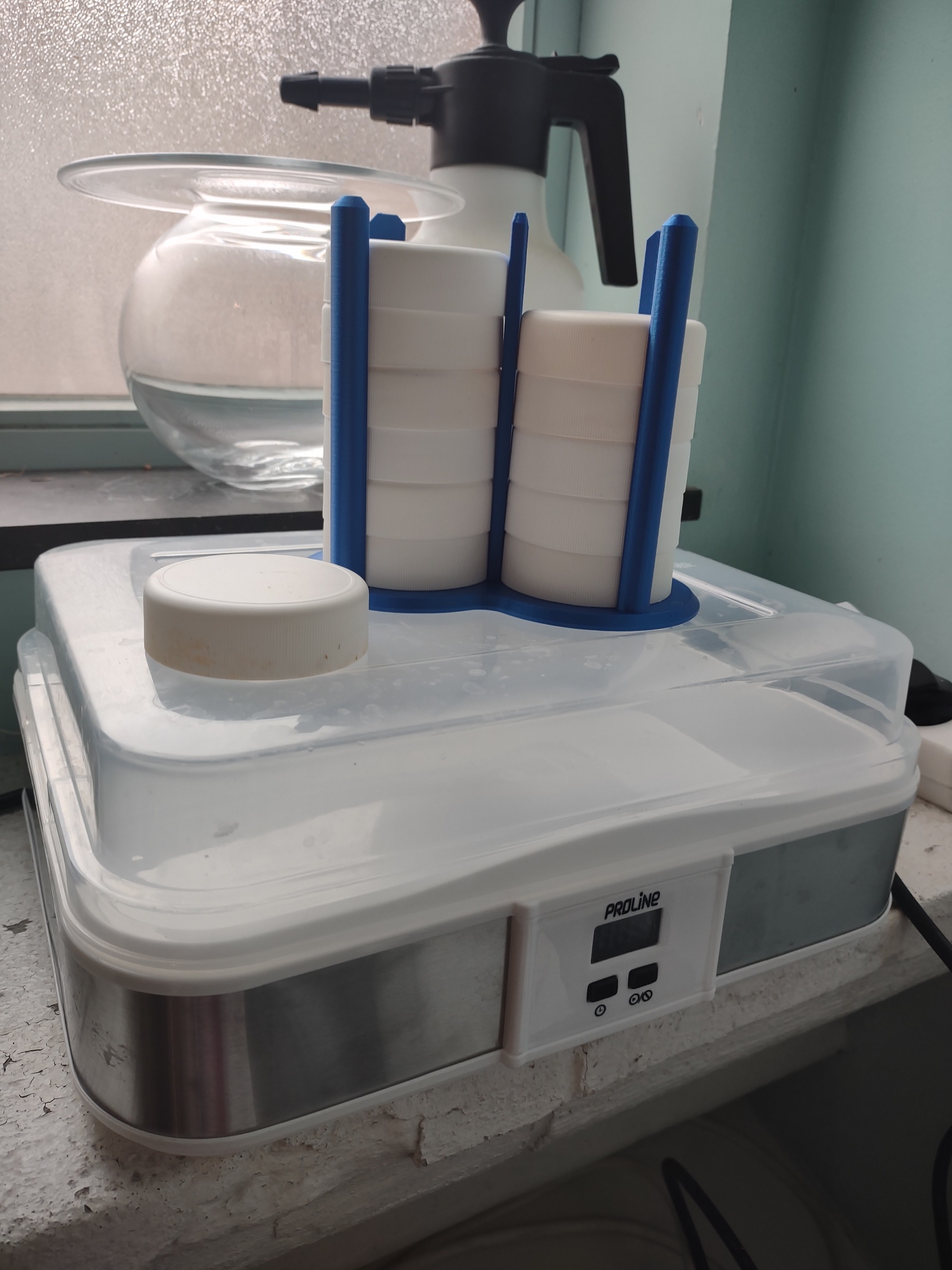 Stacking container lid holder