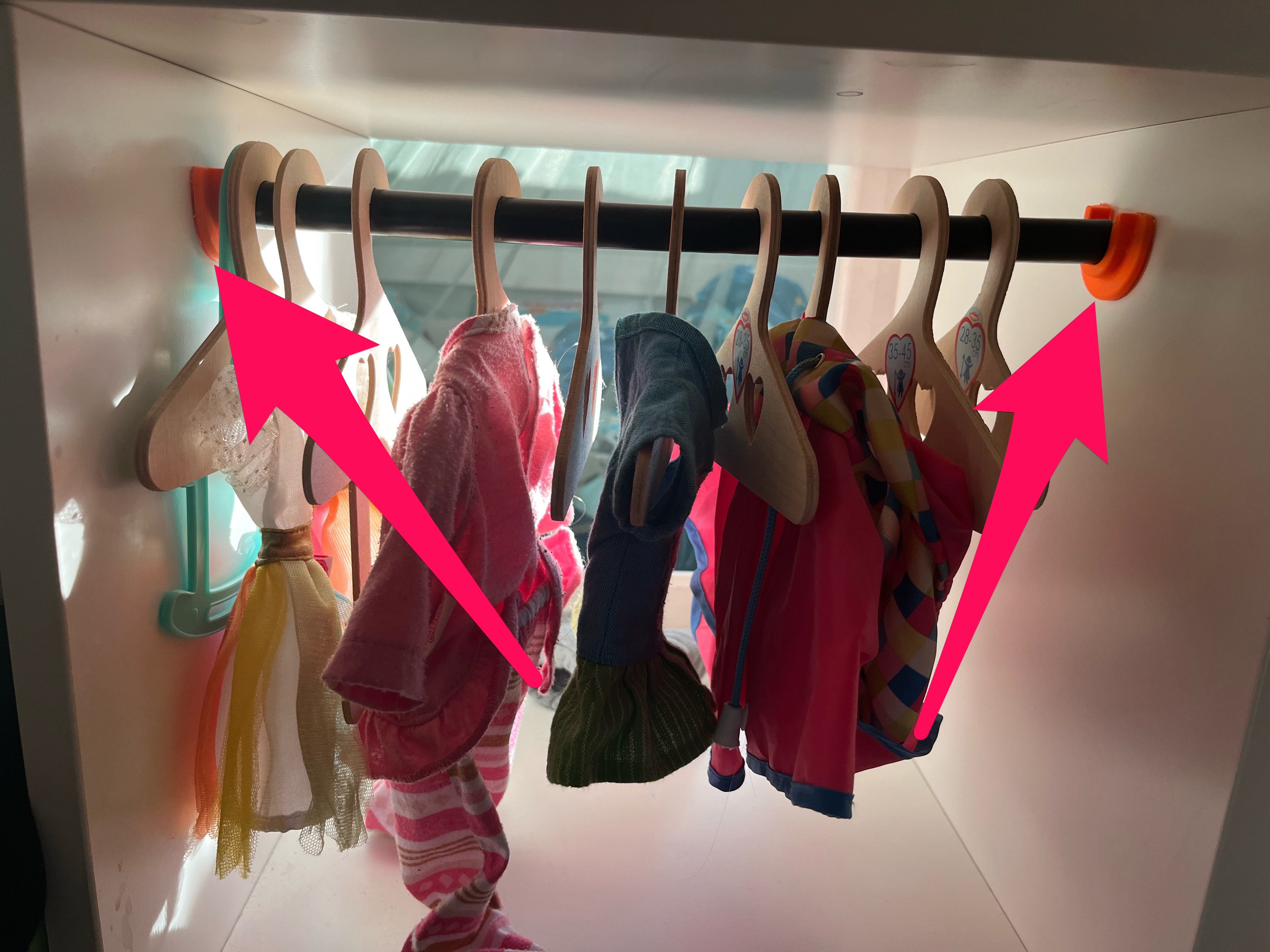 Kallax-hack: Halter für eine Kleiderschrankstange für Puppenkleidung | Holder for a wardrobe rail for doll clothes