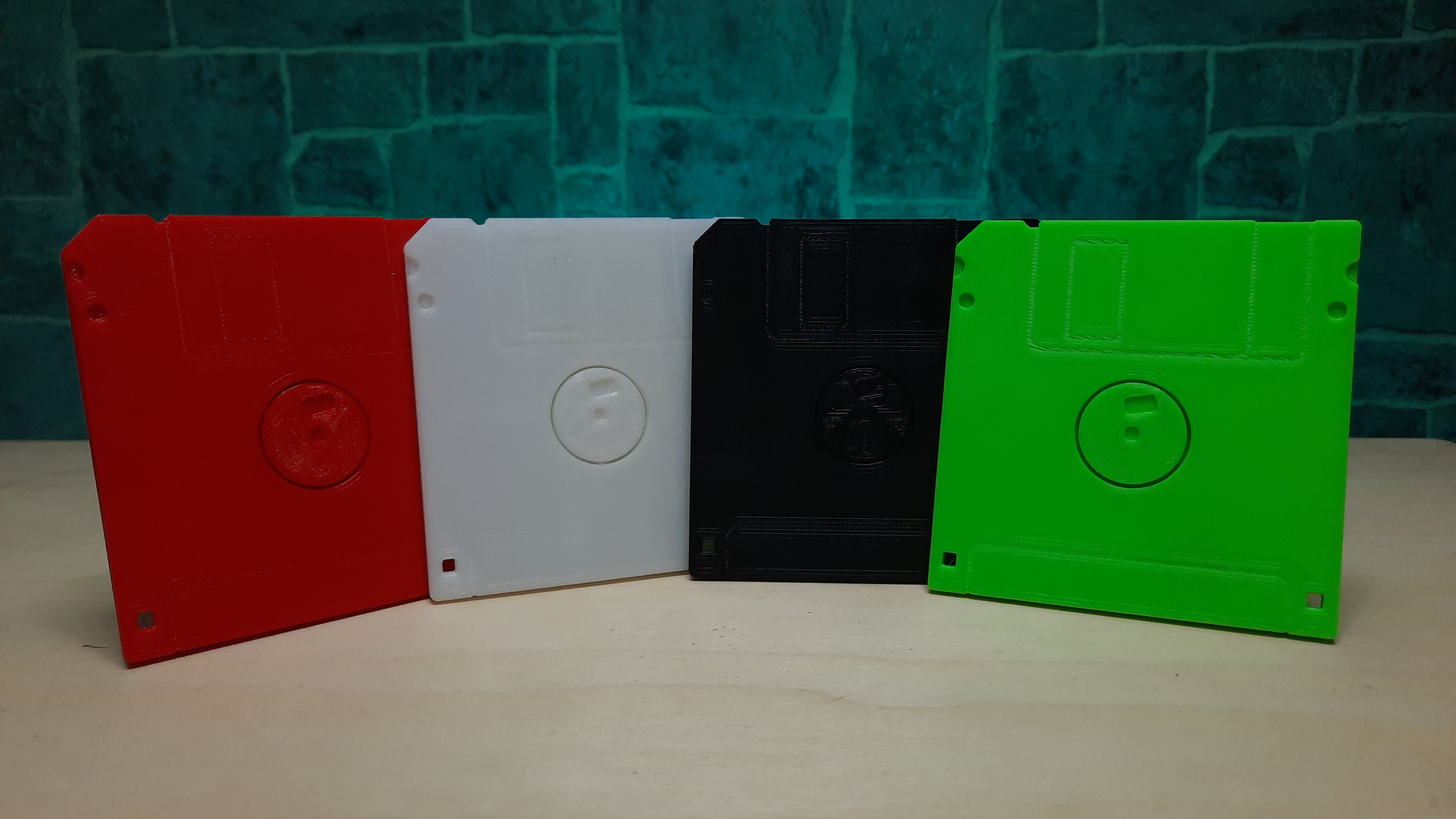 Miniatura 4 do modelo 3D Floppy Disk Micro SD Card Holder