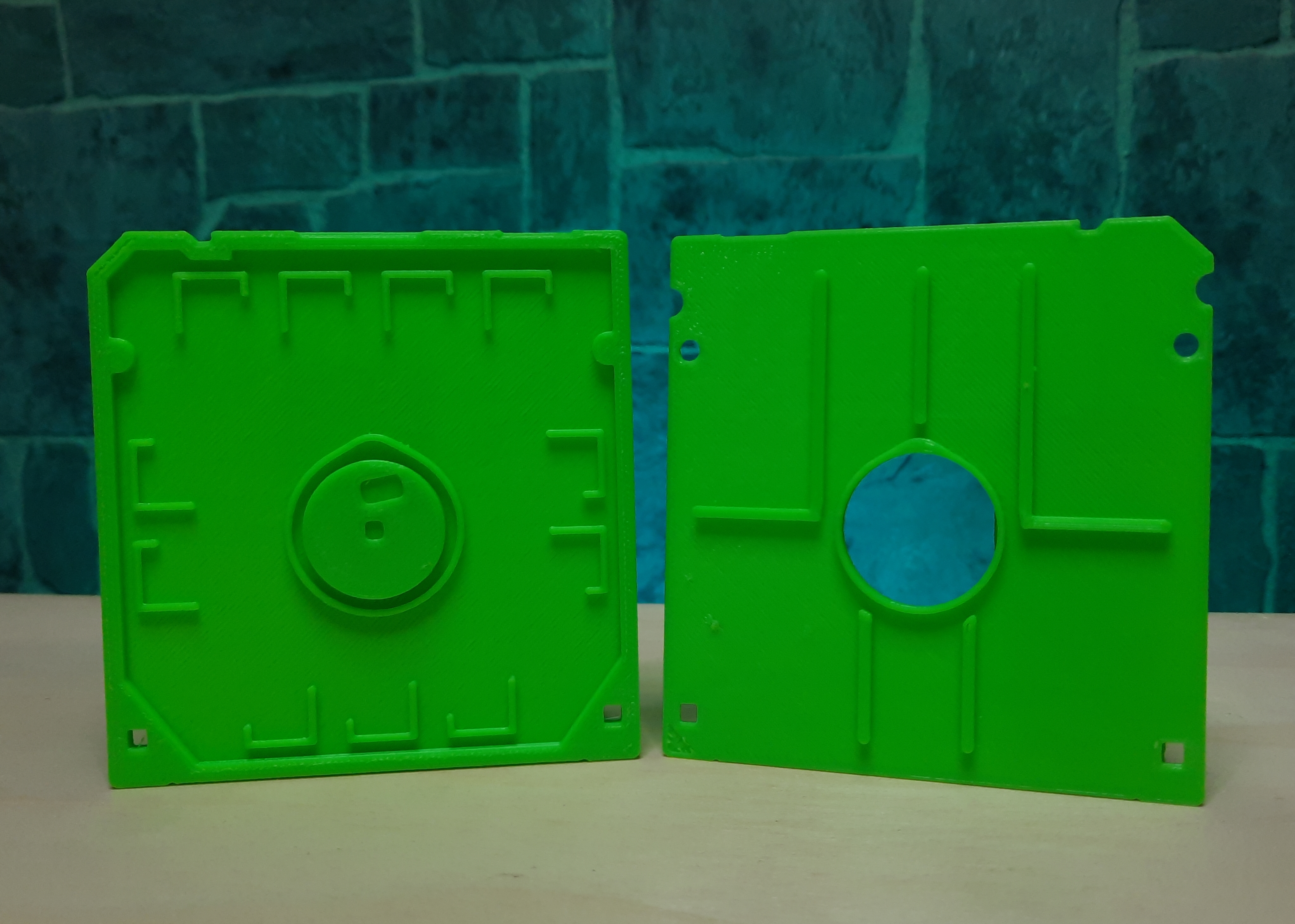 Miniatura 2 do modelo 3D Floppy Disk Micro SD Card Holder