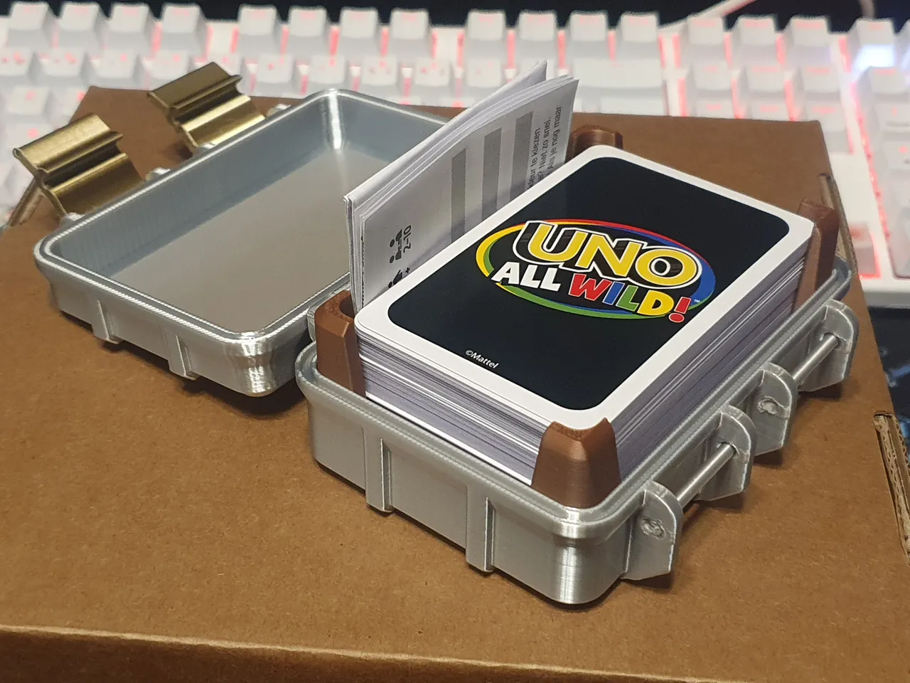 UNO All Wild Card Box (2 color) by Gino Goole