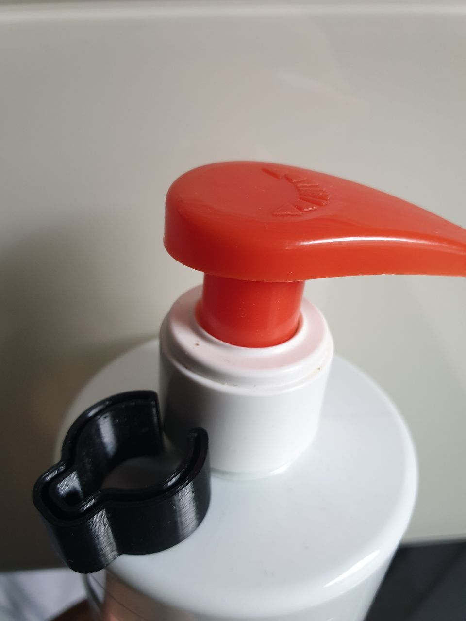 Soap dispenser travelling lock by m8 Download free STL model