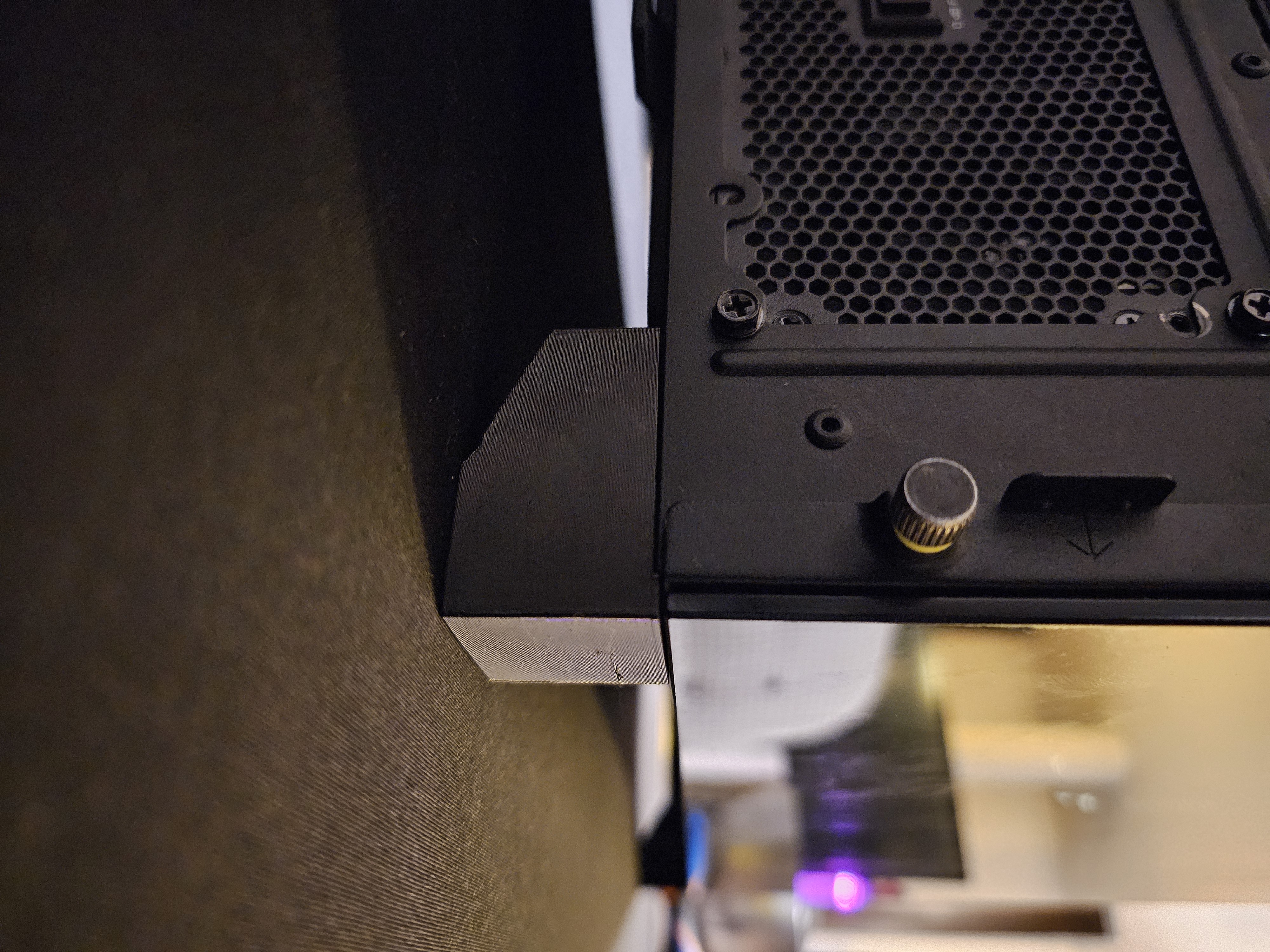 Corsair 4000D rear feet