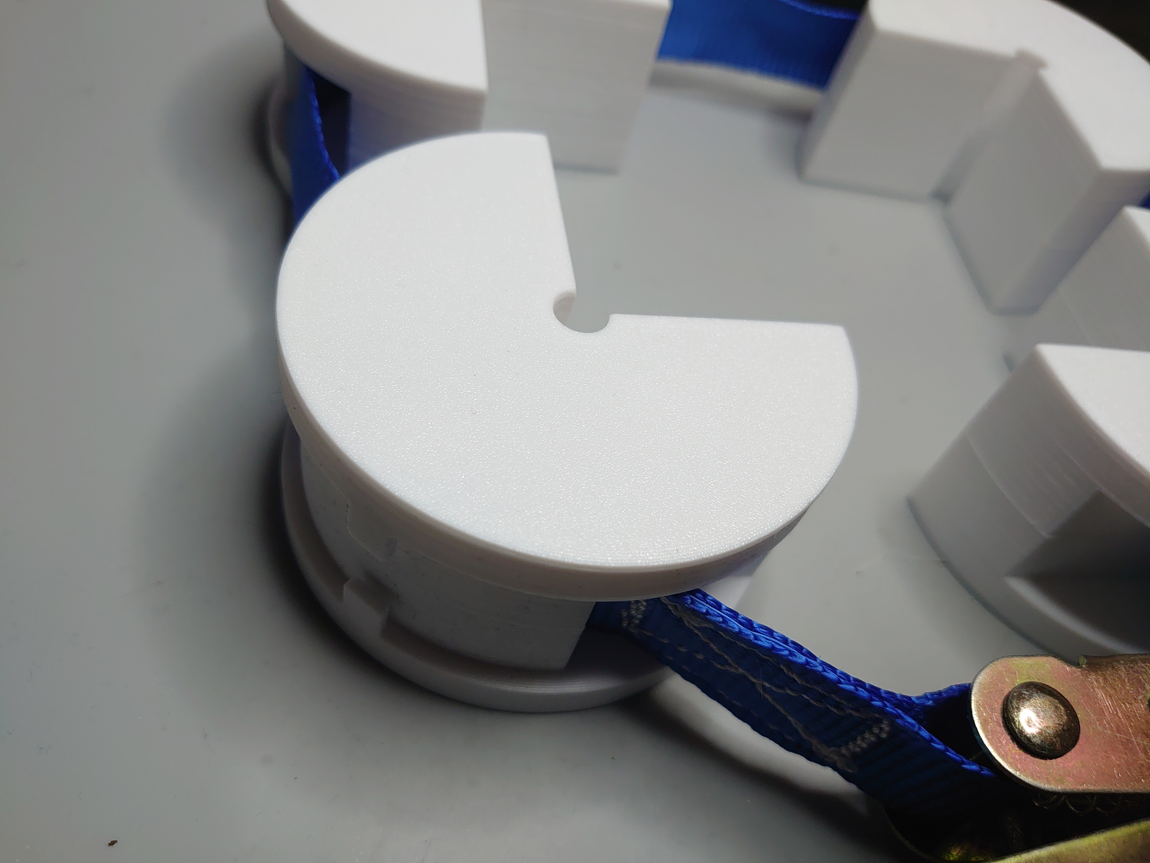 Gluing aid using belt strap