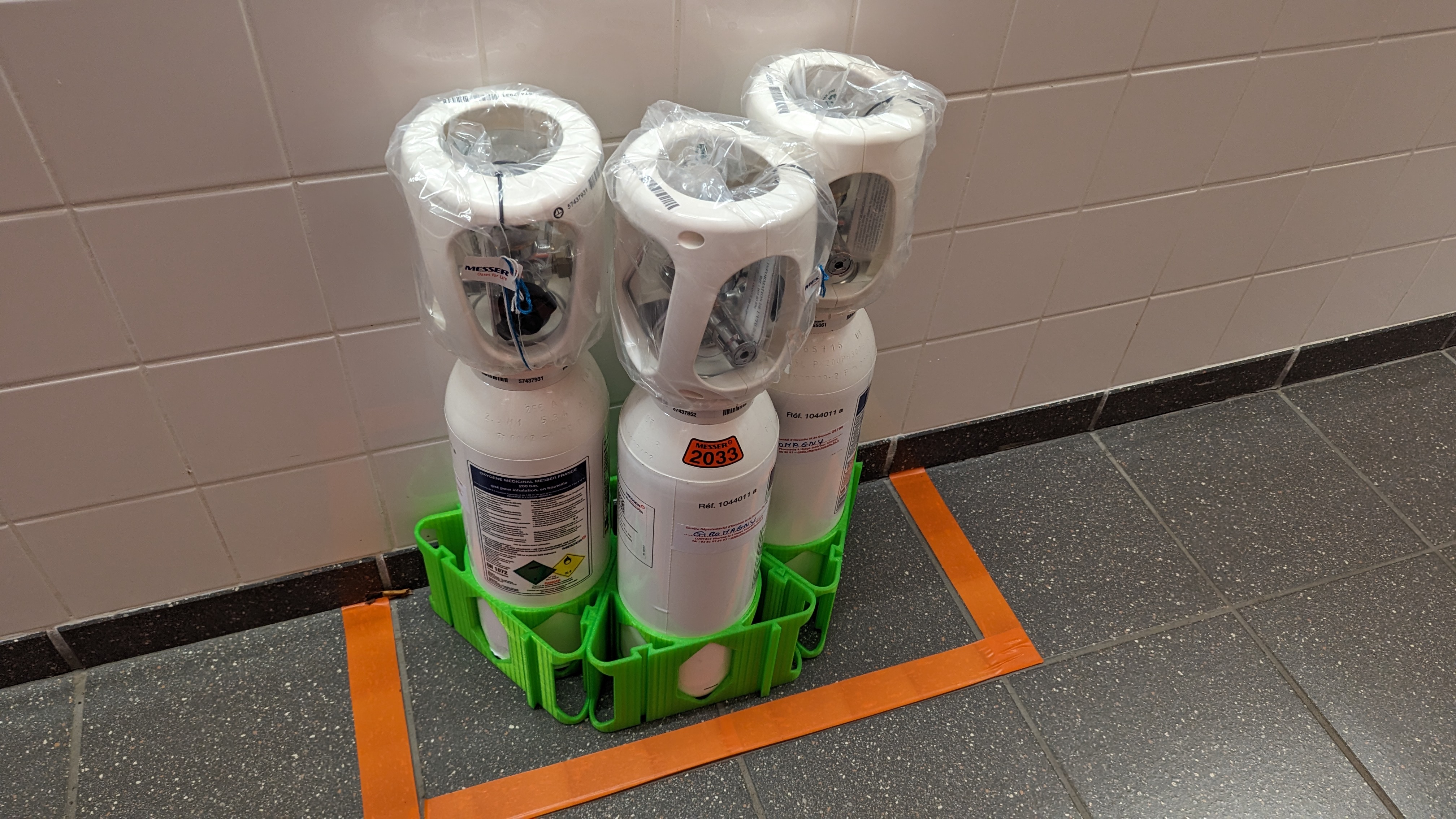 Oxygen tank storage rack