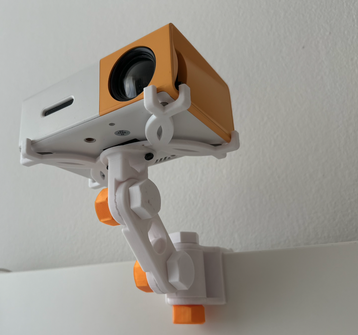LED Beamer Holder with IKEA Malm bed mount