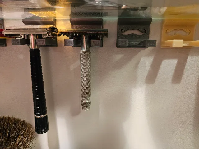 Razor holder for 5mm glass shelf