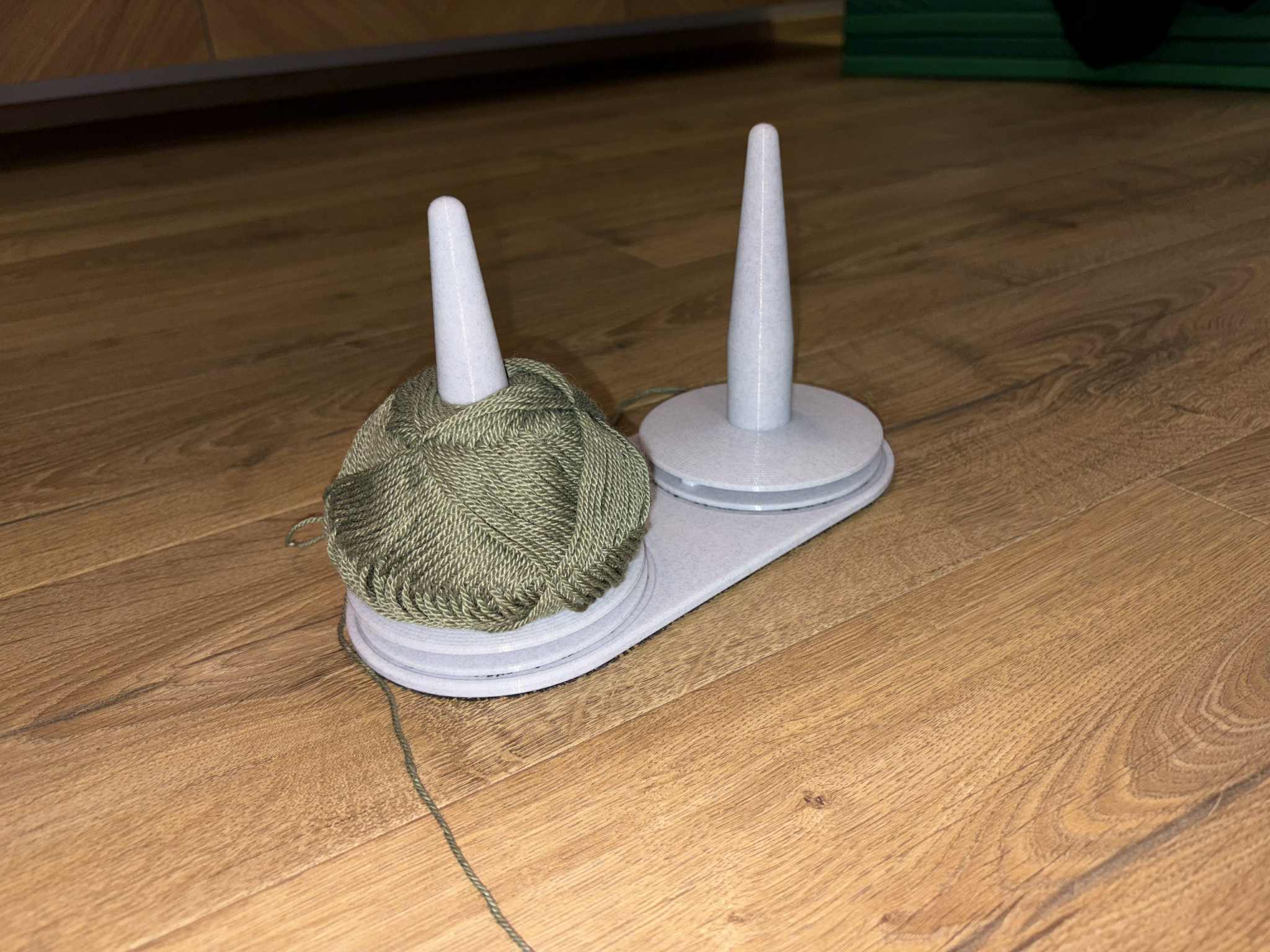 Yarn spindle and magnetic table