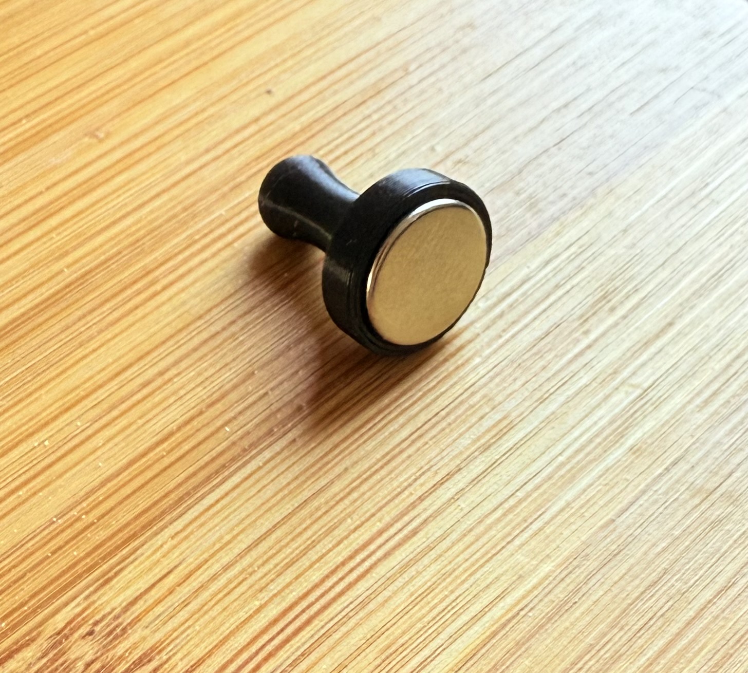 Magnet handle few grams of filament