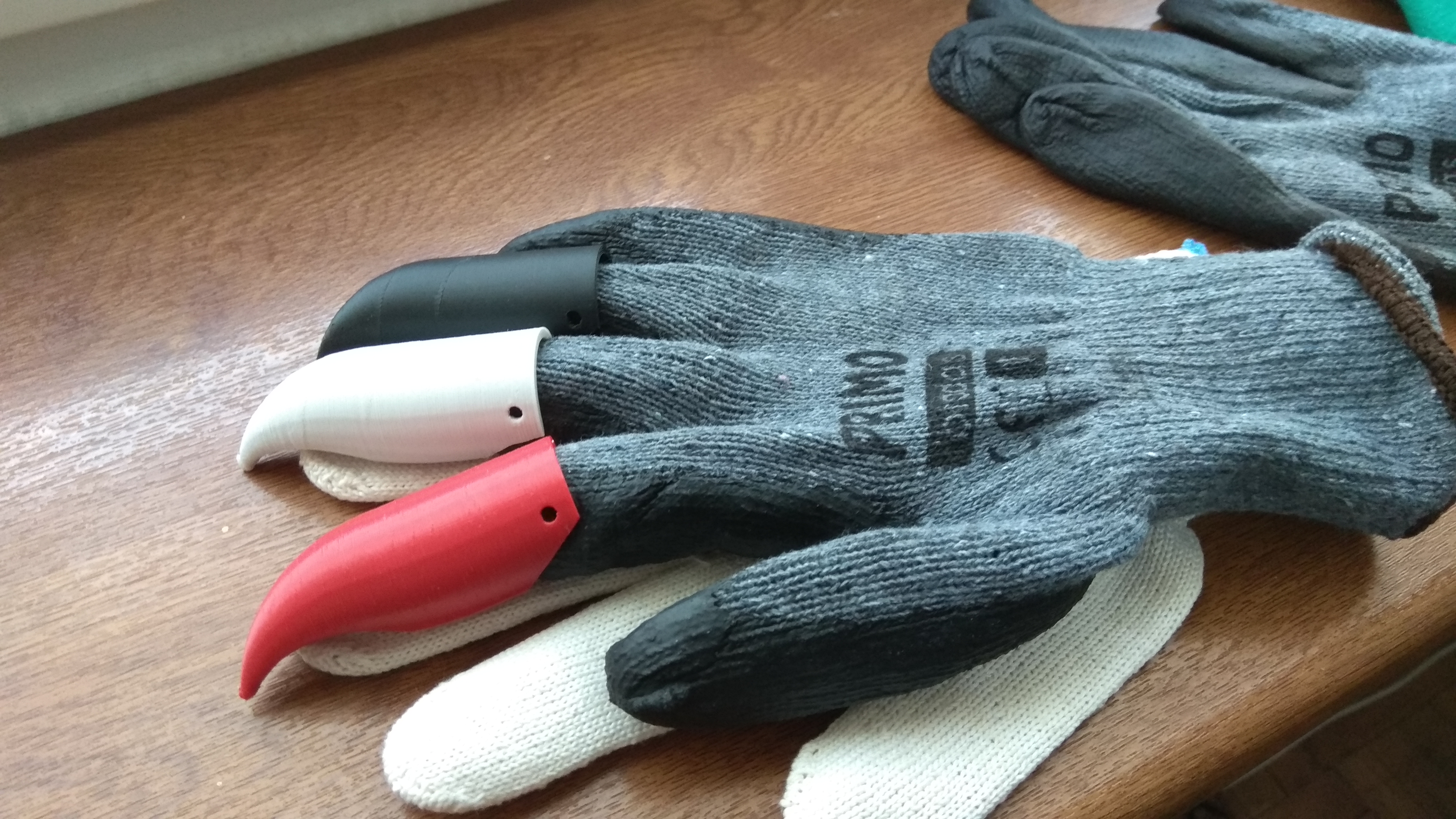 Gardening gloves with claws