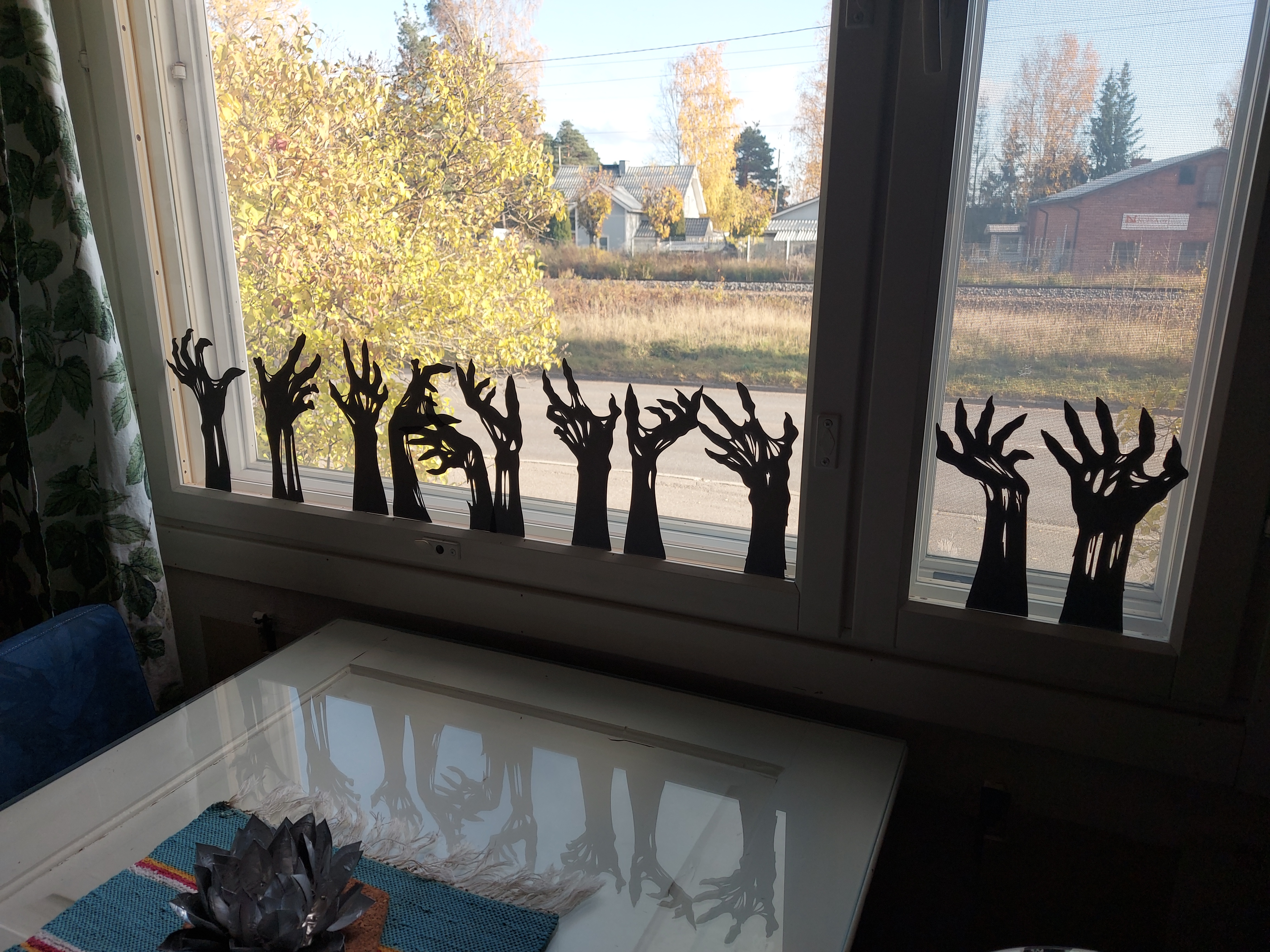 Hordes of Zombies behind your window! Window Hands