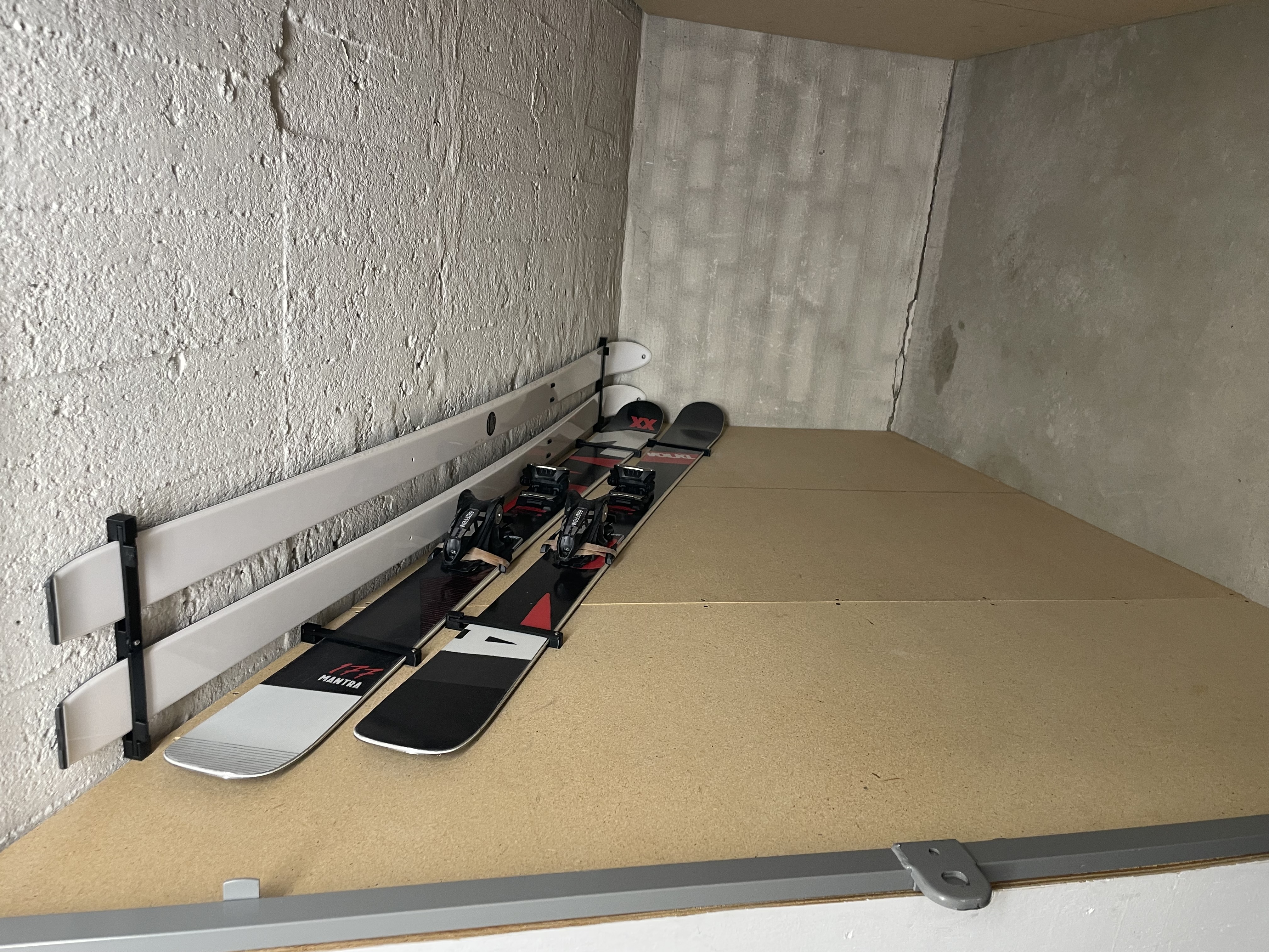 Ski wall mount