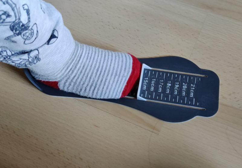 Kids foot measuring device