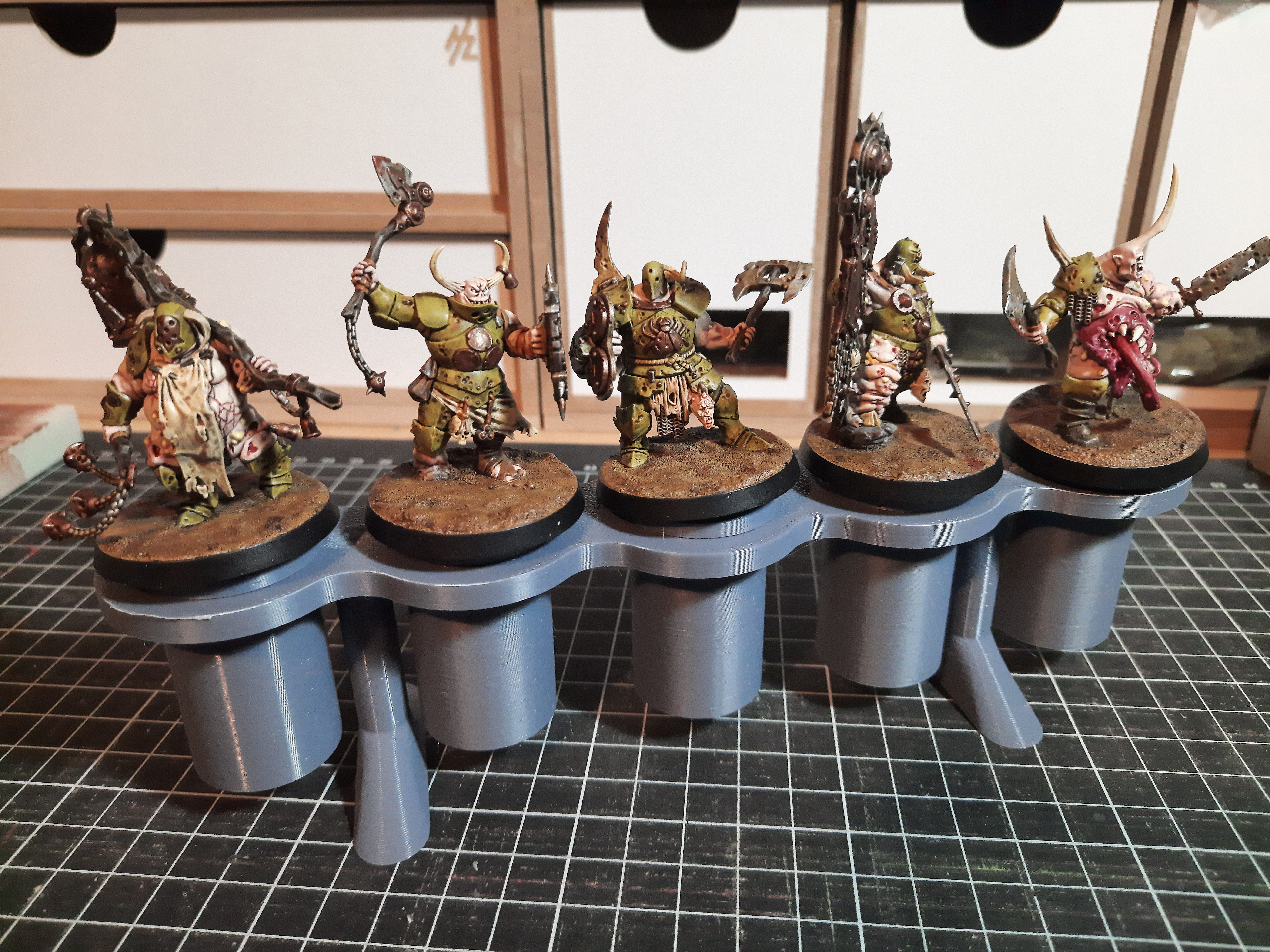Miniature stand for 5 minis, magnetised holders